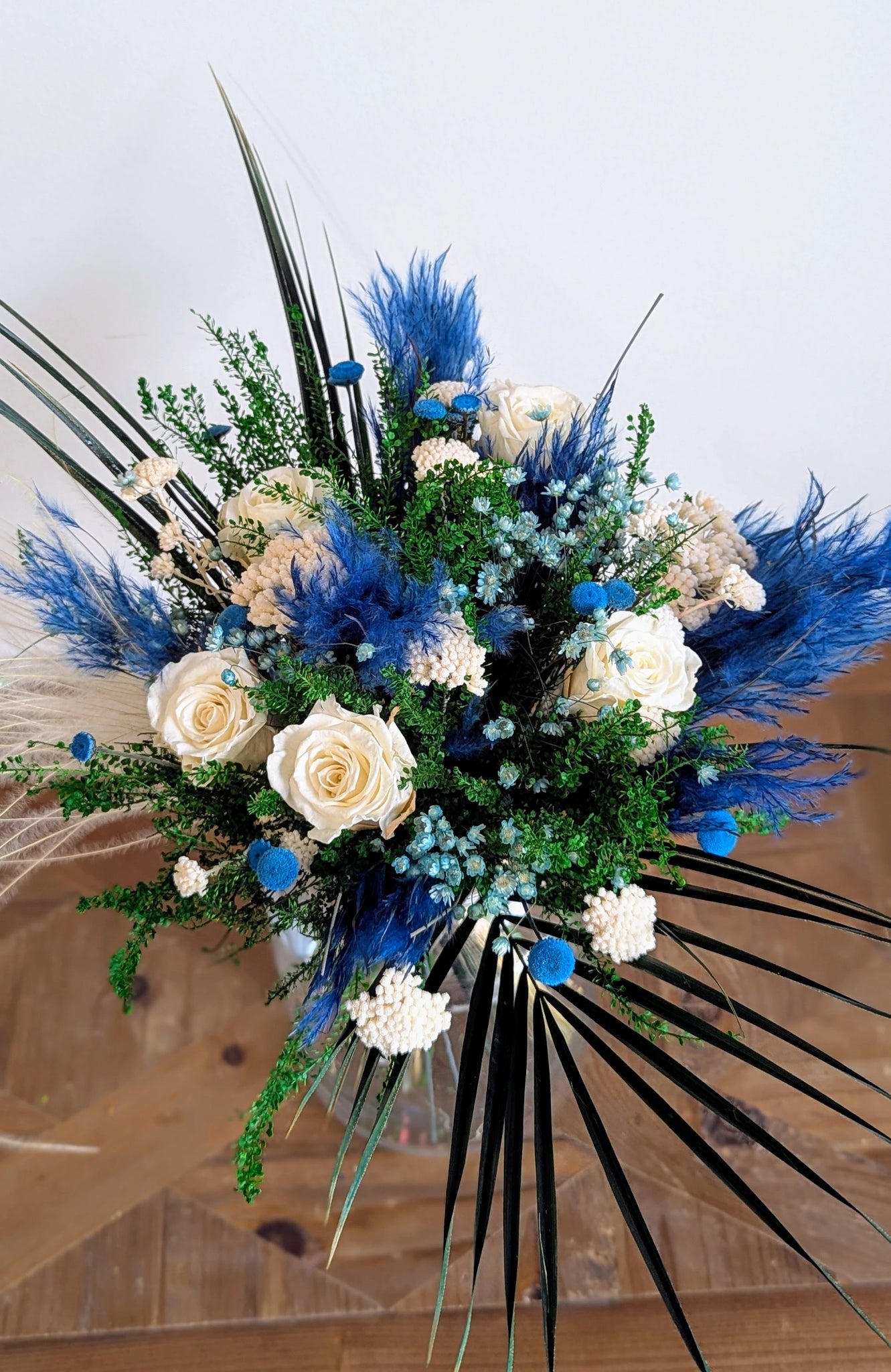 Bouquet de fleurs naturelles stabilisées aux textures variées et feuillages graphiques