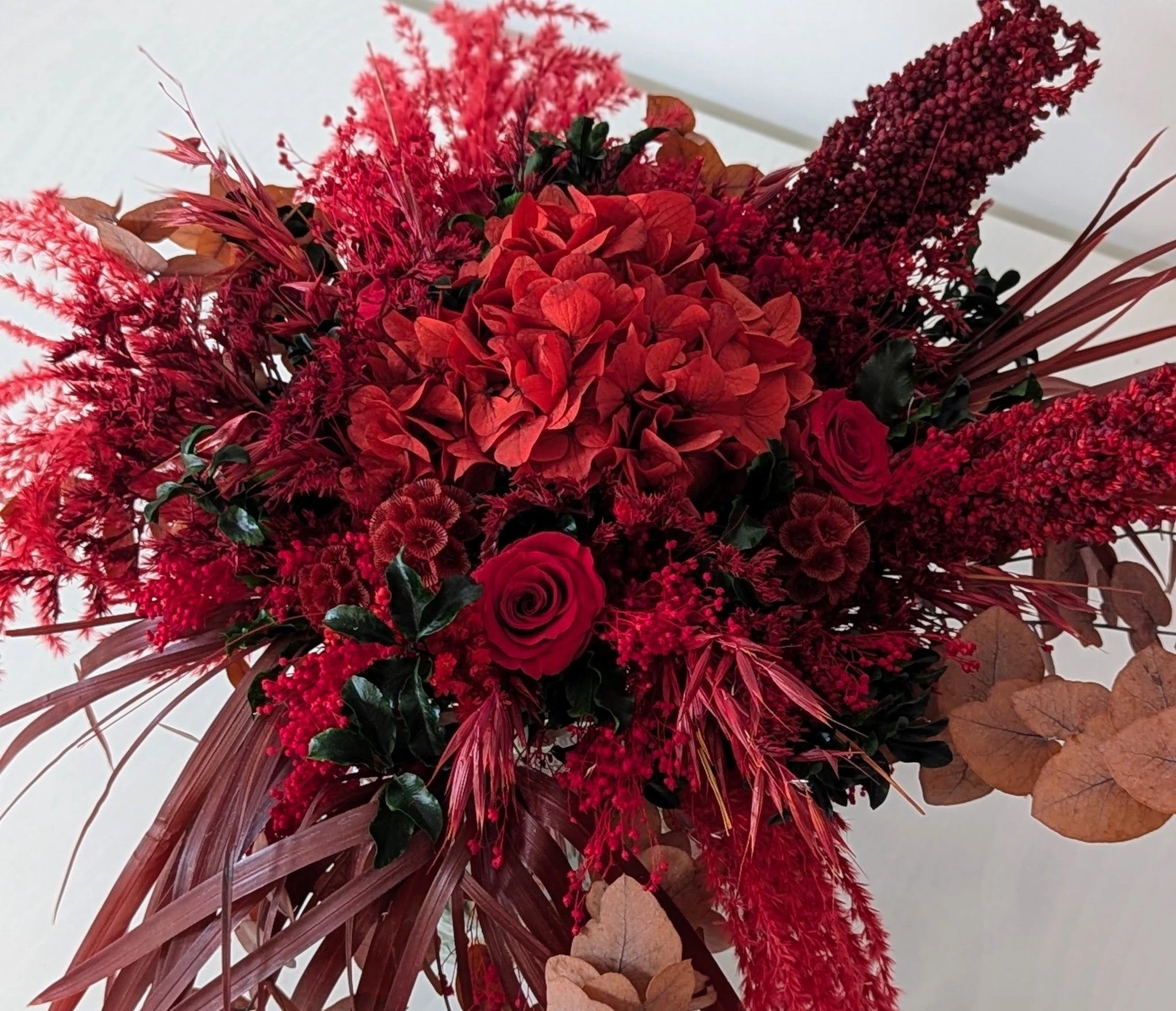 gros plan magnifique bouquet en monochrome de rouge avec des roses et hortensia