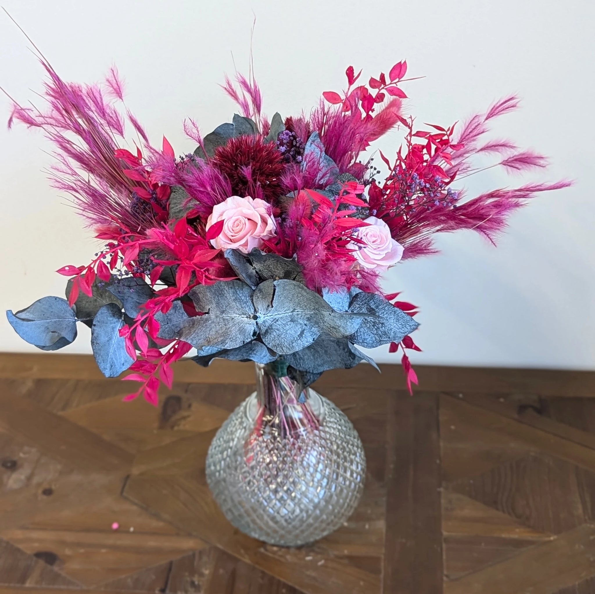 beau bouquet rose et fuchsia dans vase transparent