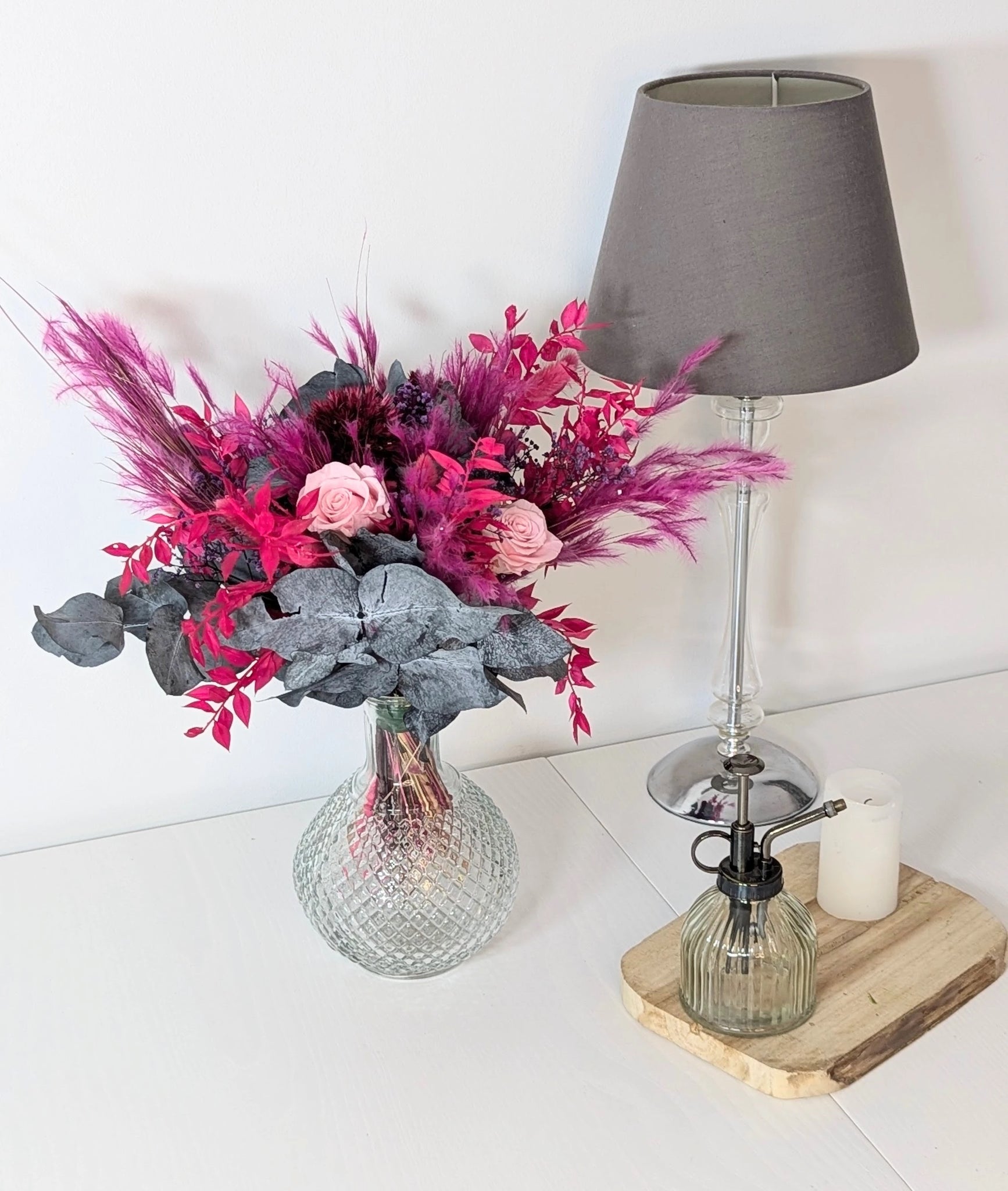 beau bouquet rose et fuchsia dans vase transparent mis en situation