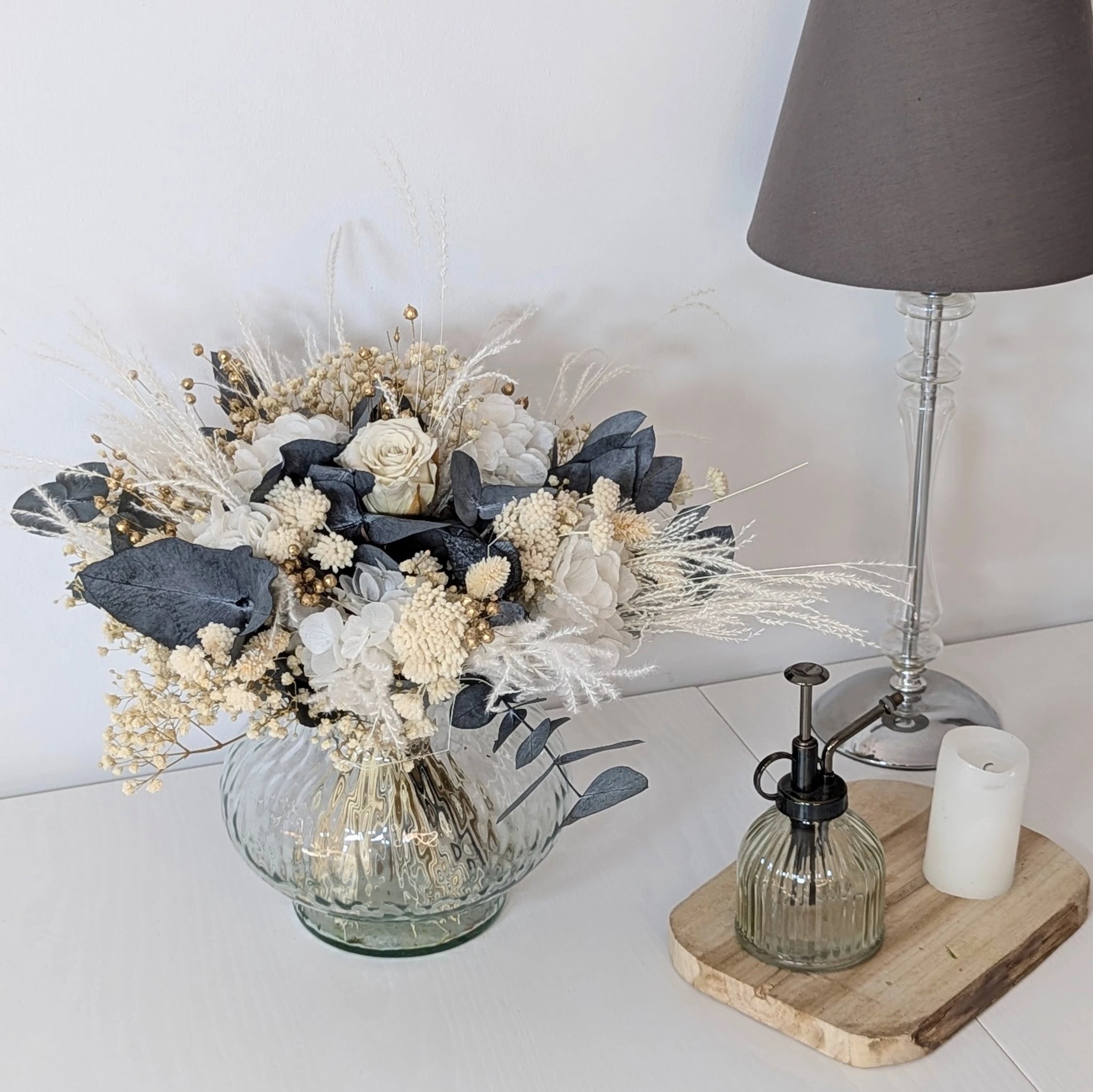 Gros Bouquet blanc, eucalyptus et gypsophile mis en situation