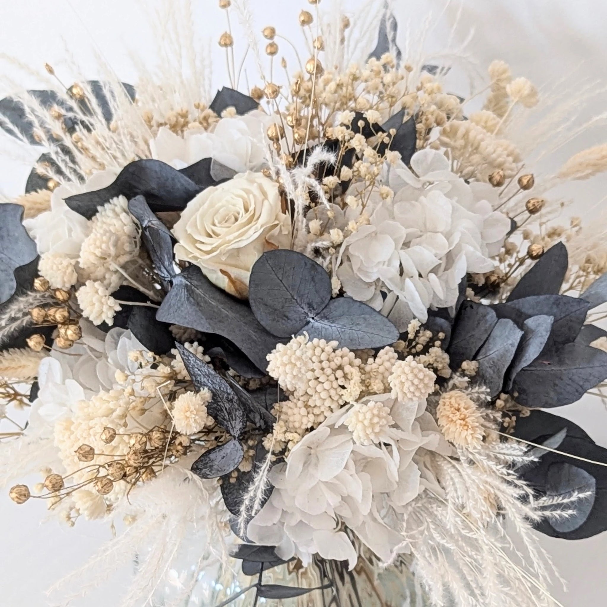 Bouquet blanc, eucalyptus et gypsophile en gros plan