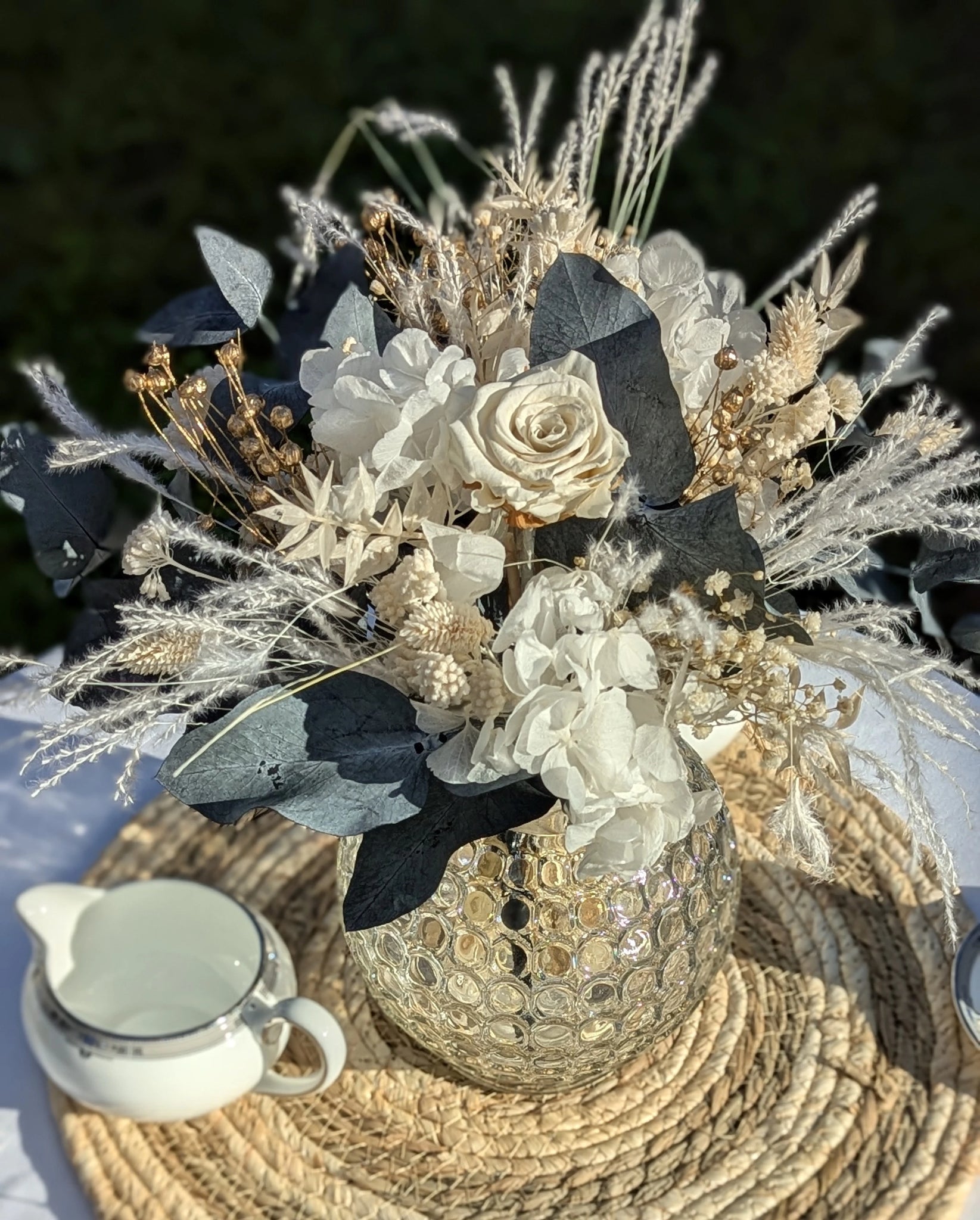 Gros Bouquet blanc, eucalyptus et gypsophile mis en situation en extérieur