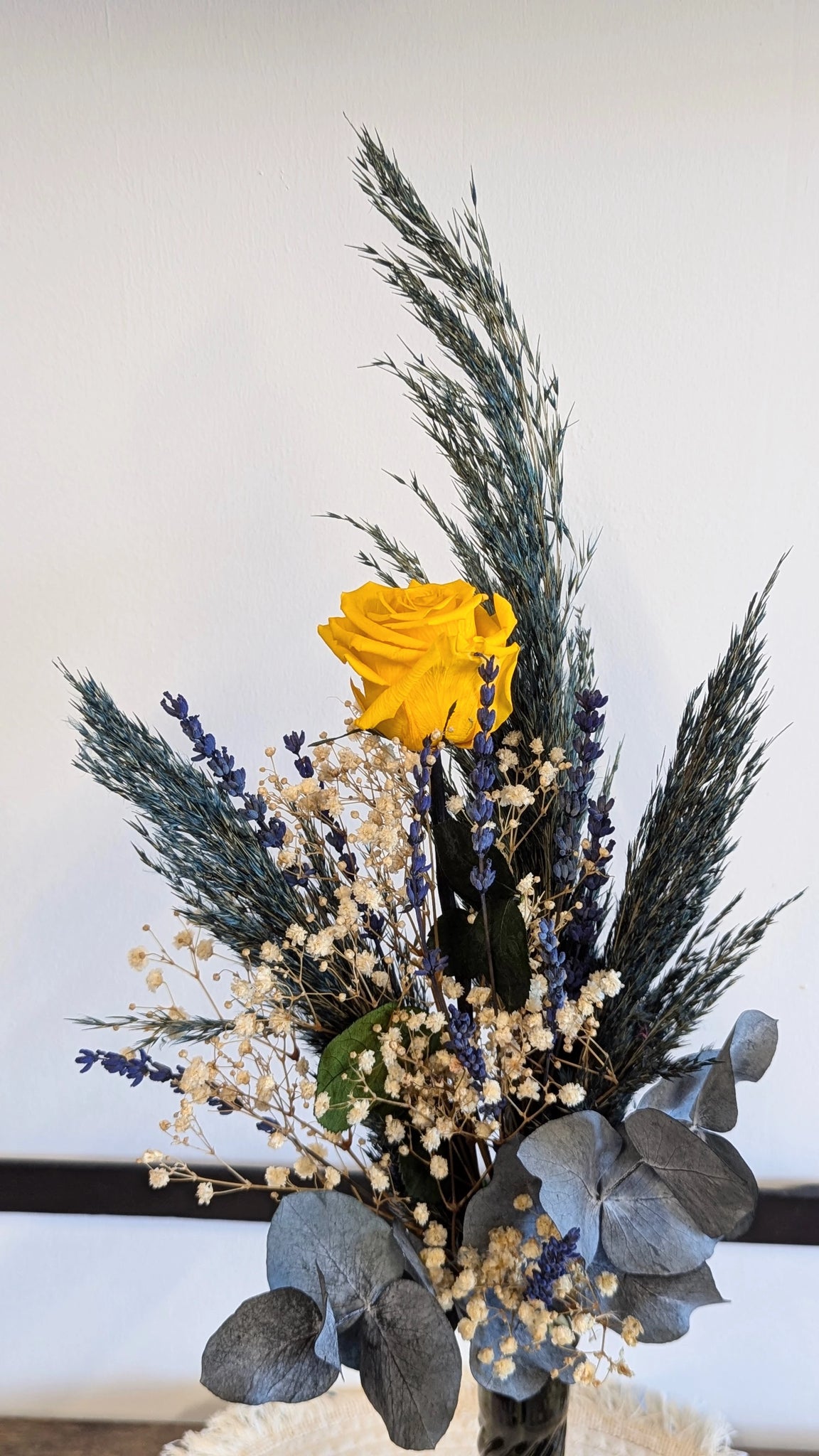 Bouquet rose jaune, gypsophile et lavande en gros plan