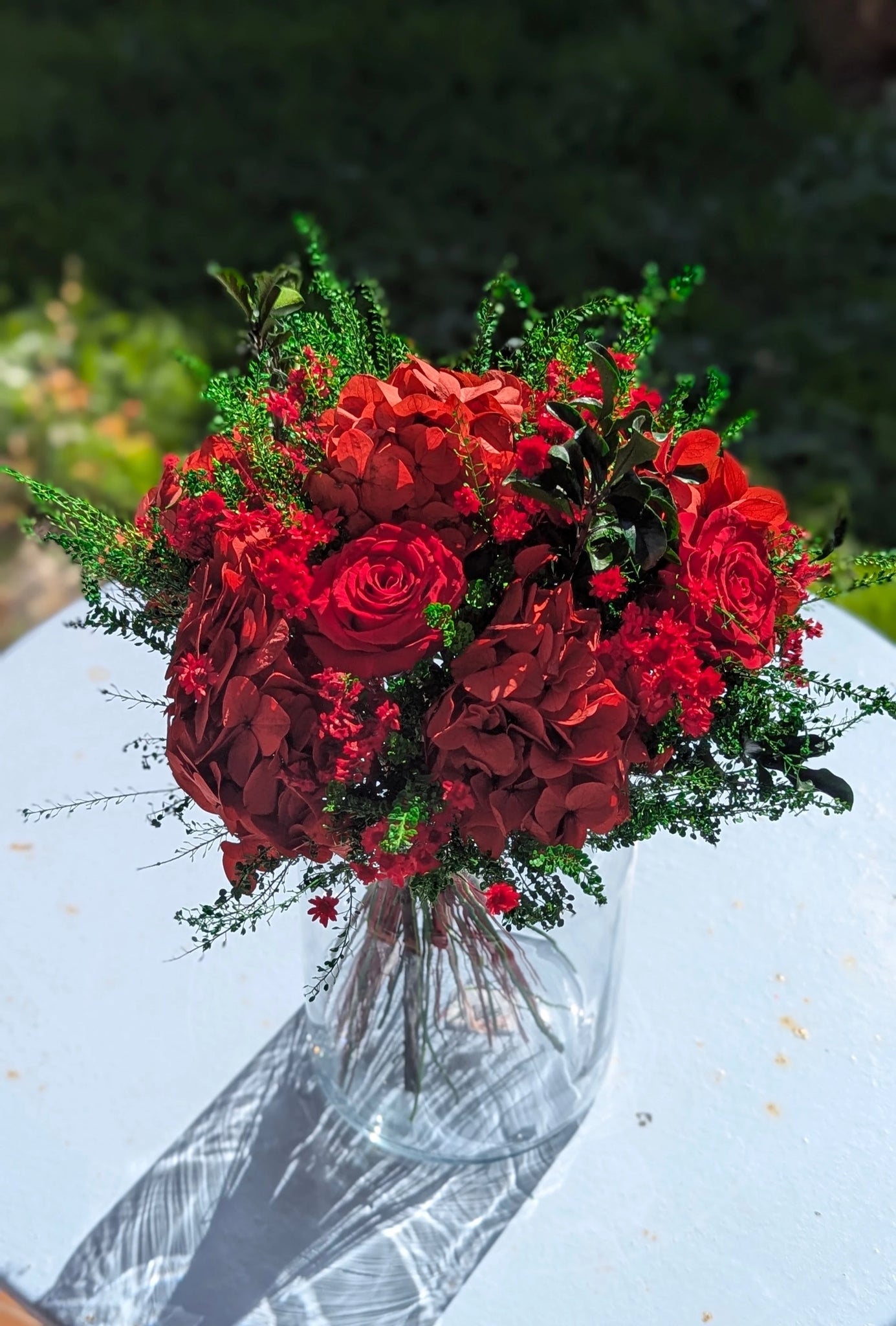 RENELIA. Bouquet de roses rouges et hortensias en fleurs stabilisées, parfait pour un cadeau intemporel.