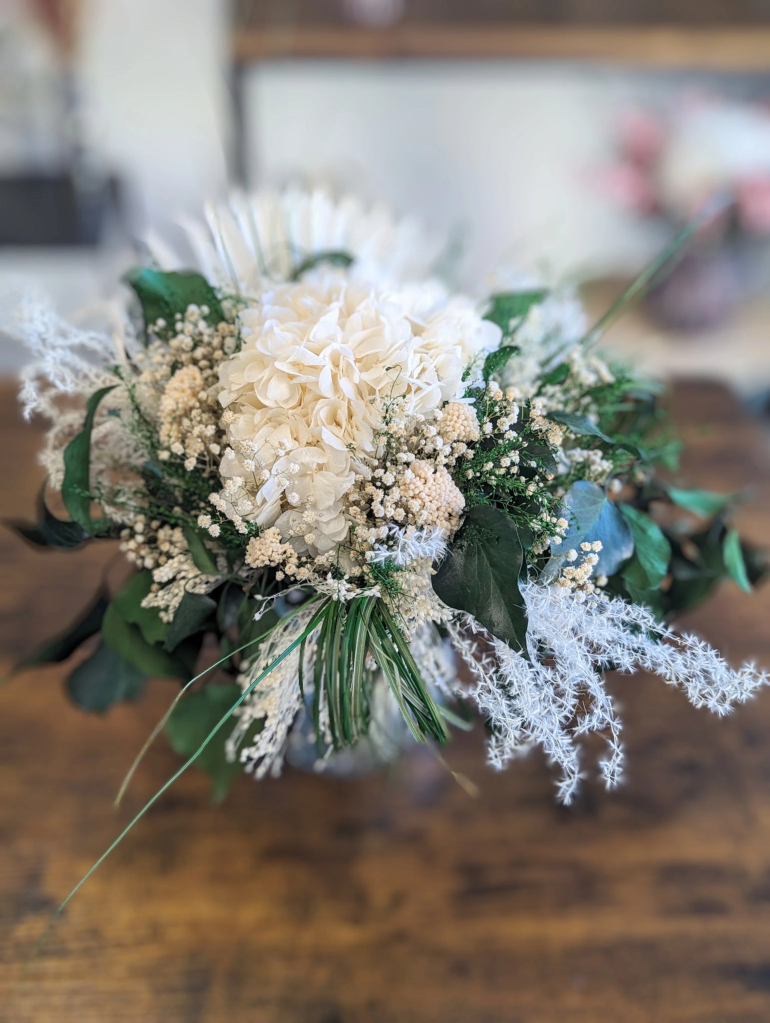 Nature sublimée : Ce bouquet aux fleurs préservées offre un équilibre parfait entre douceur et caractère, pour une décoration qui dure éternellement. Blandine