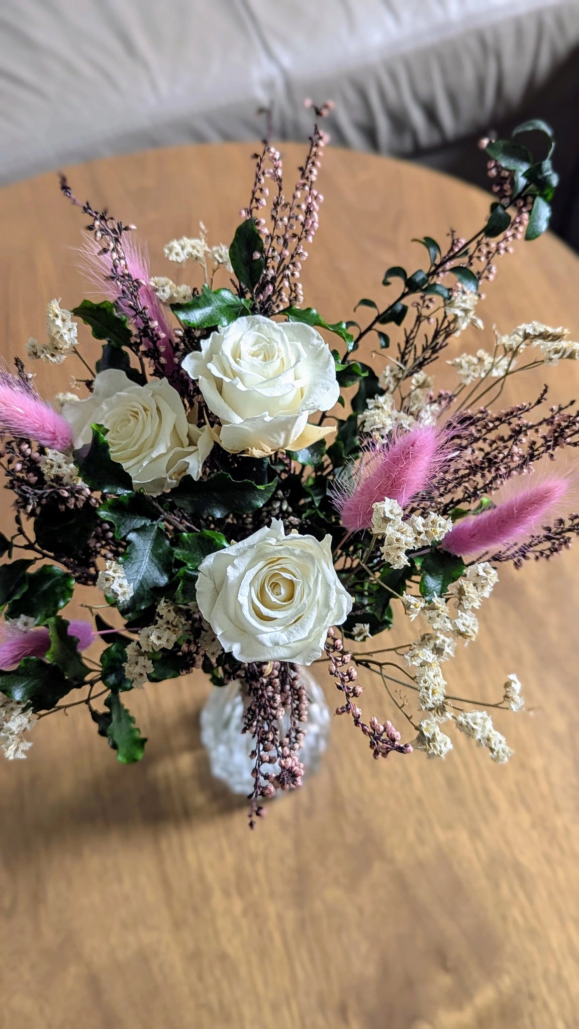 Vue rapprochée du bouquet MANON – douceur des roses stabilisées.