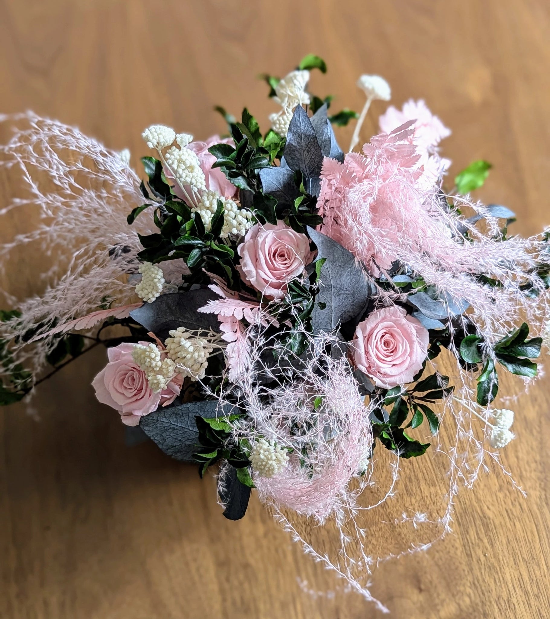 Centre de table romantique et durable en fleurs stabilisées