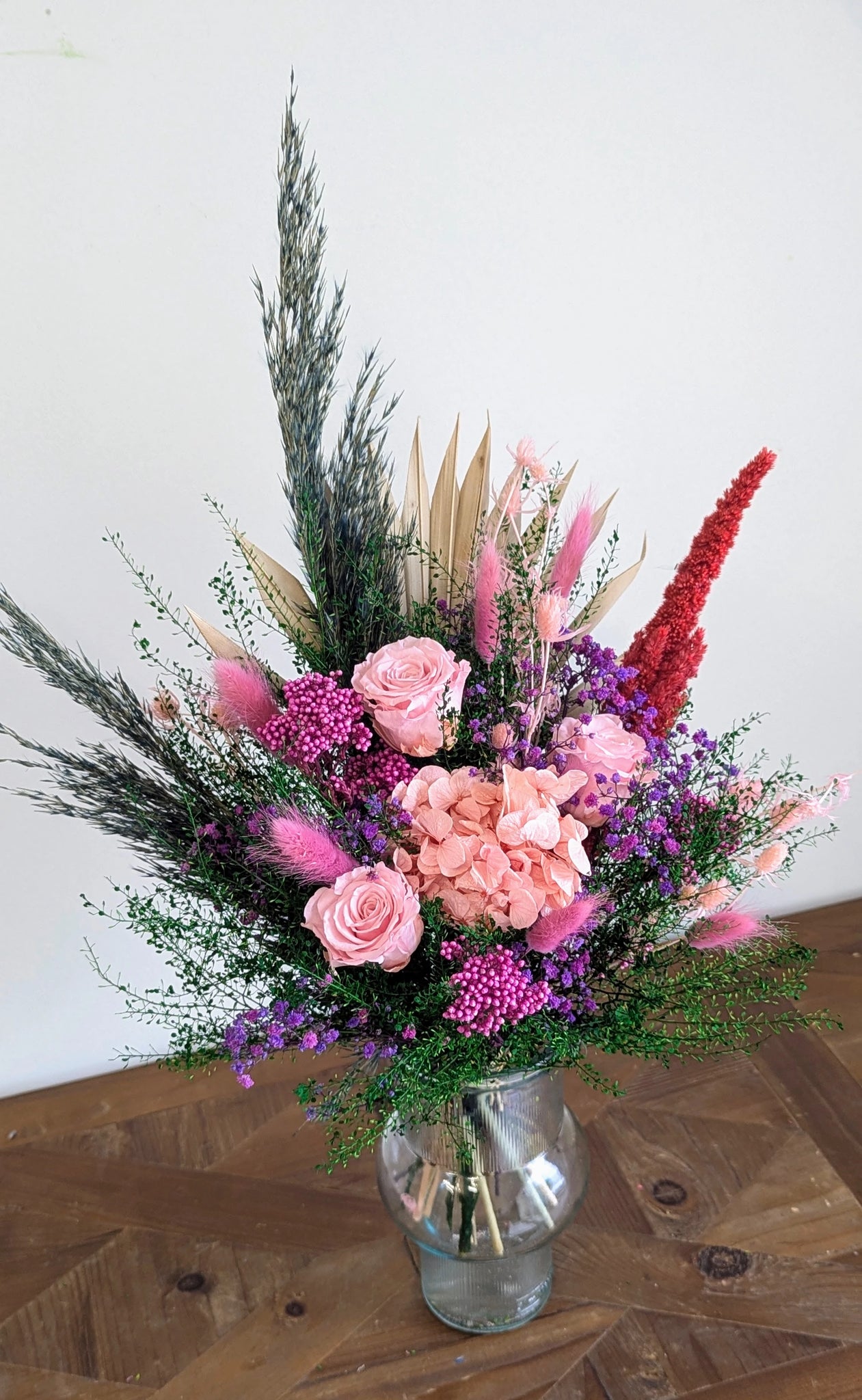 Vue de profil du bouquet ONESSA dans un vase transparent.