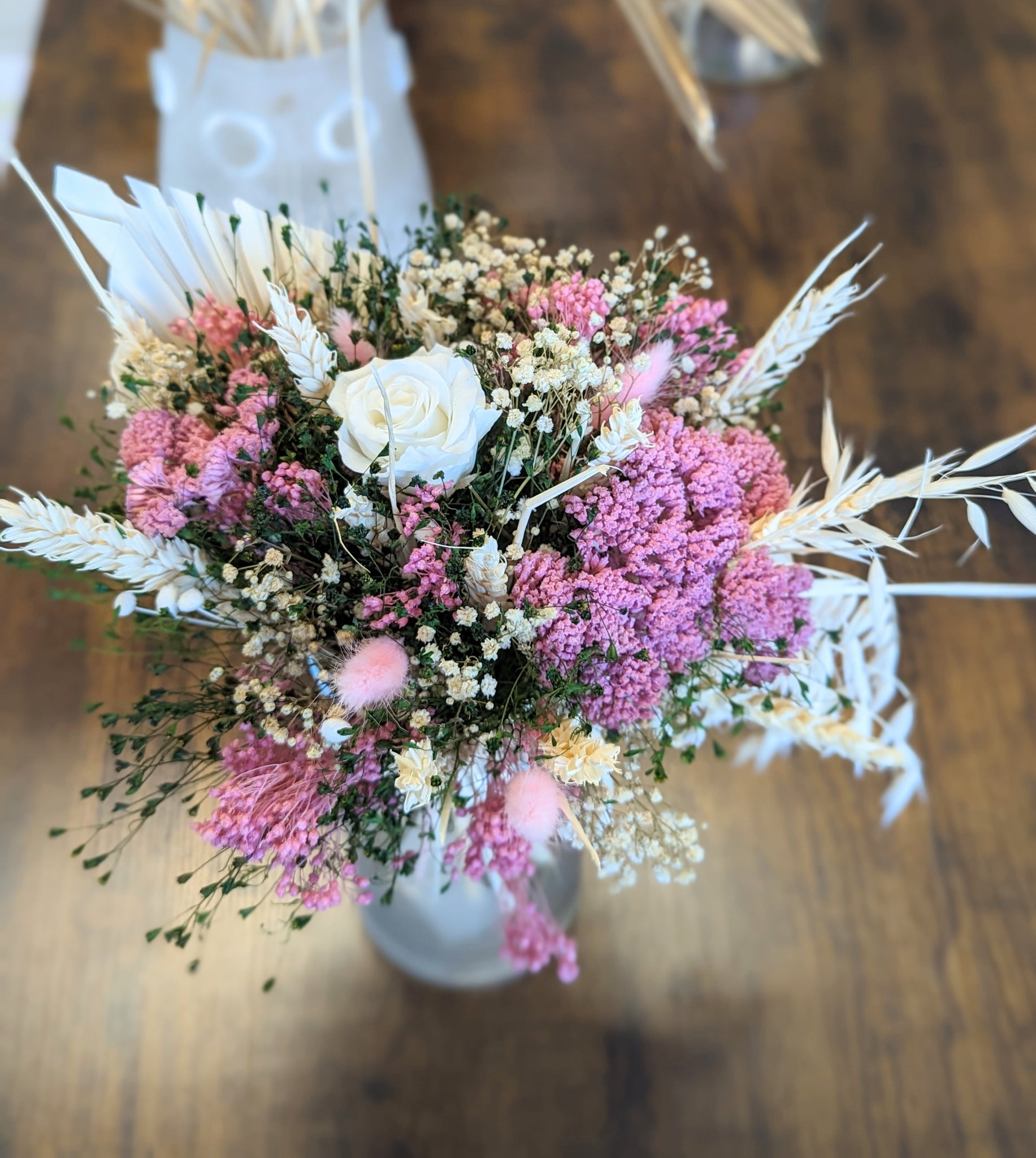 bouquet fleurs séchées vase en verre rose blanche et fleurs roses et beiges