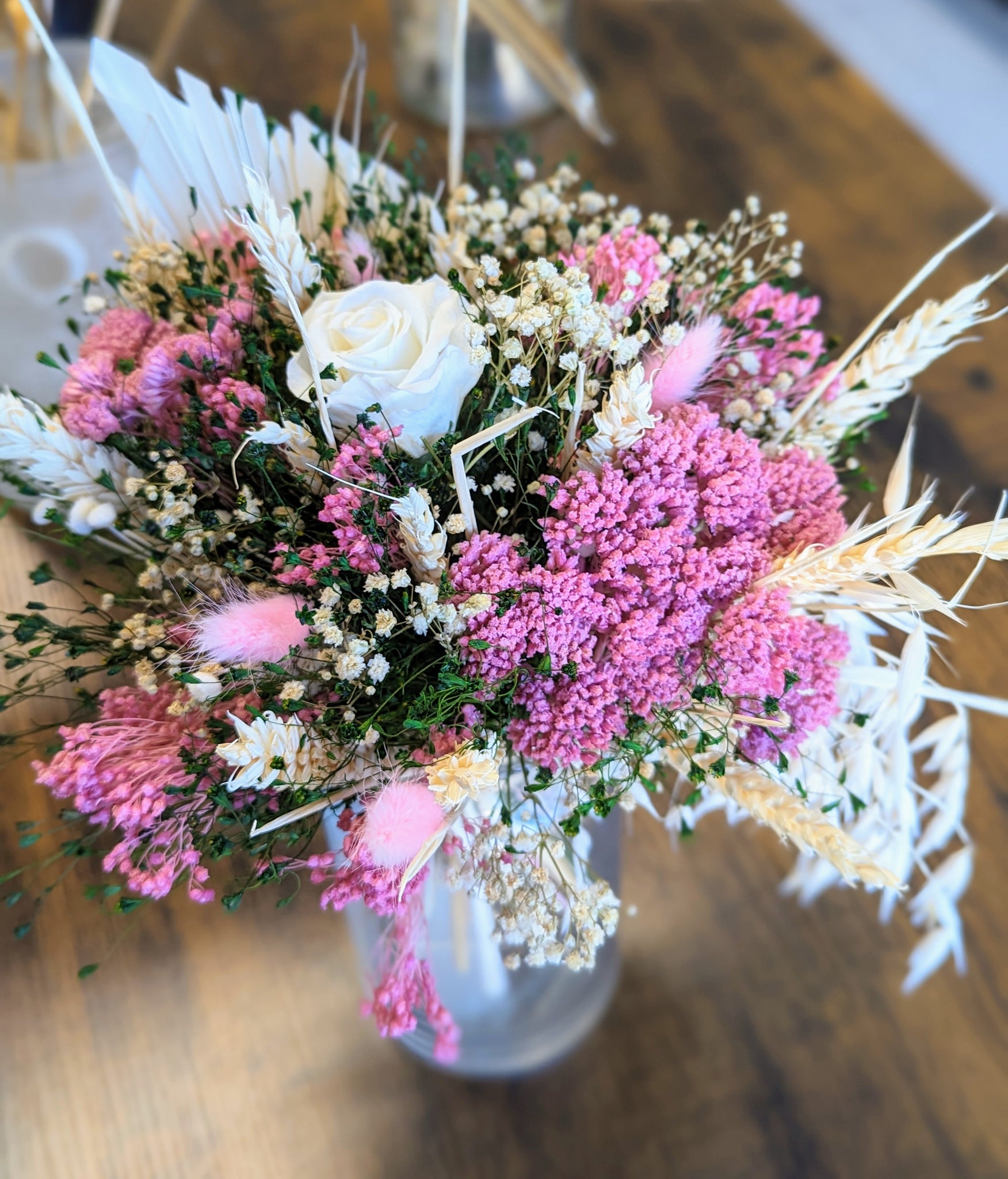 bouquet fleurs séchées vase en verre rose blanche et fleurs roses et beiges3