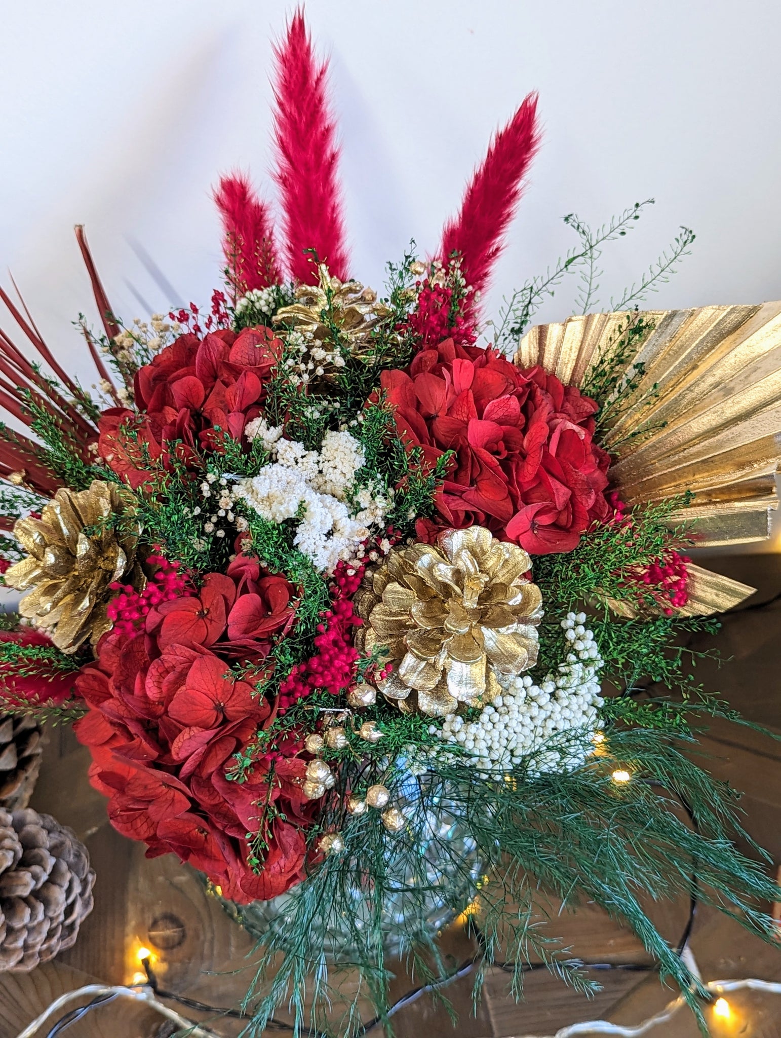 compo gros bouquet de fleurs rouge, deux plumes rouges, verdure et plantes blanches3