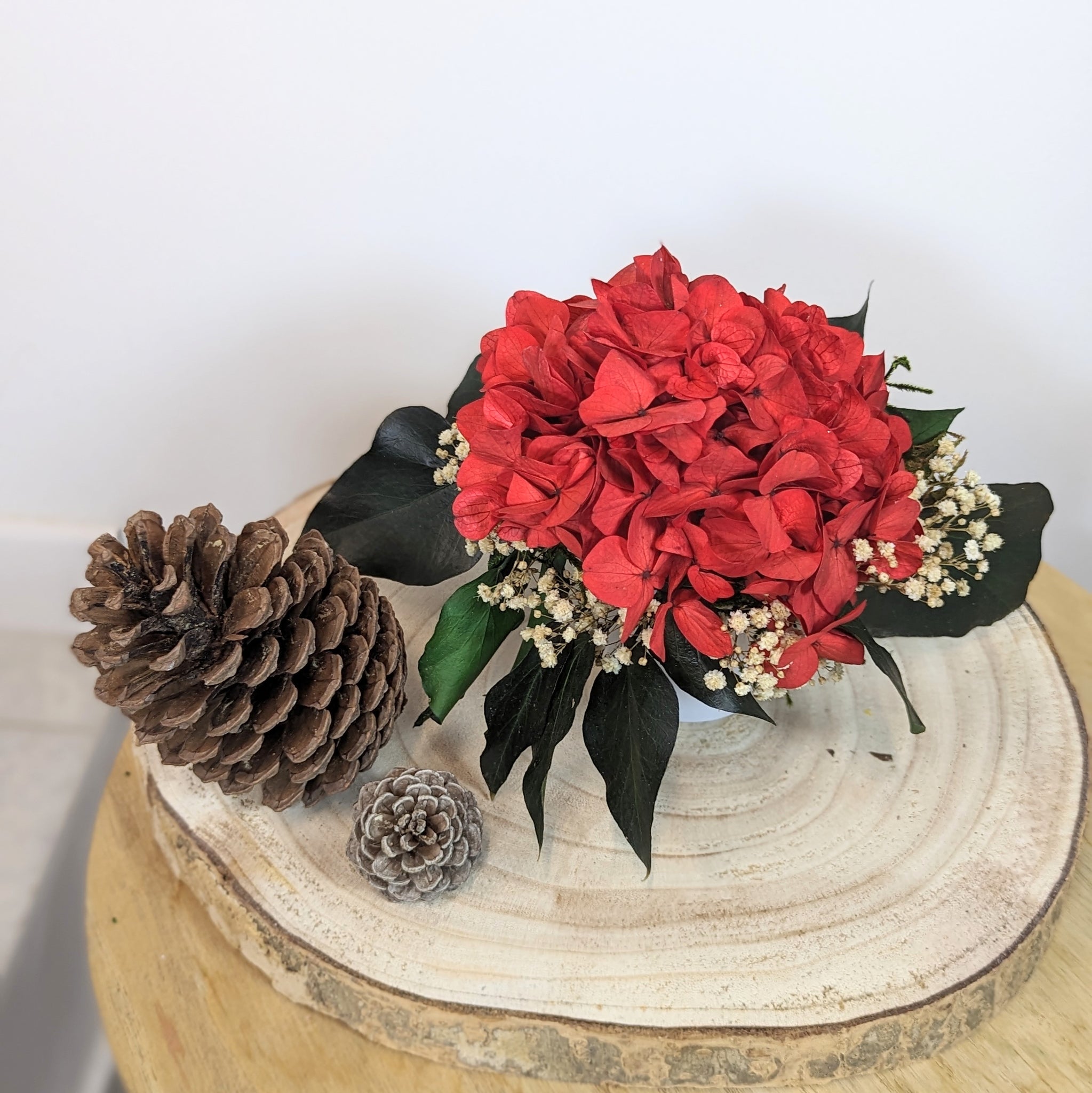 mini bouquet déco fleurs rouges sur plateau en bois 
