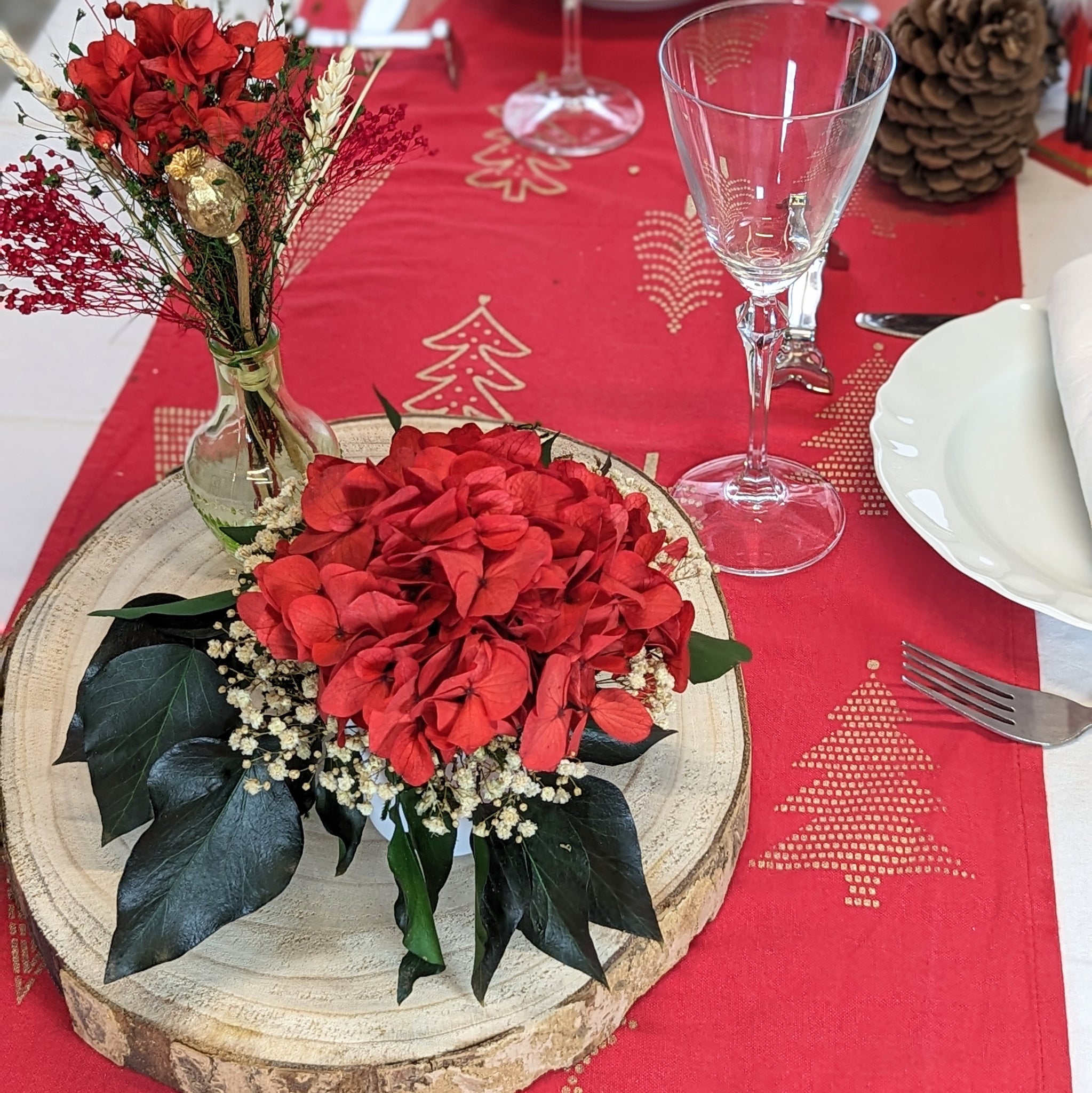 mini bouquet déco fleurs rouges sur plateau en bois  sur chemin de table