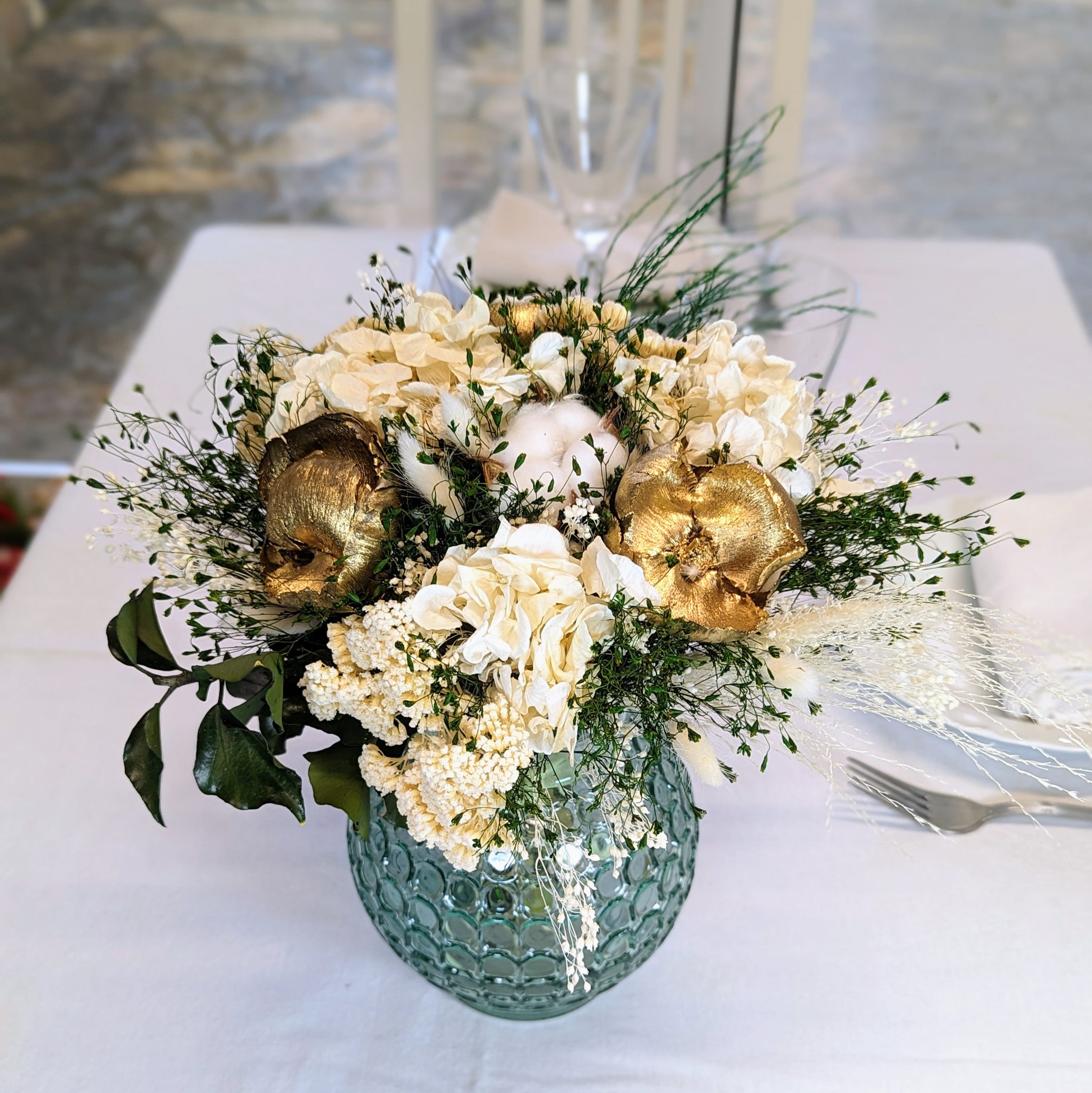 bouquet avec fleurs blanches, dorées et beiges et fleur de coton2