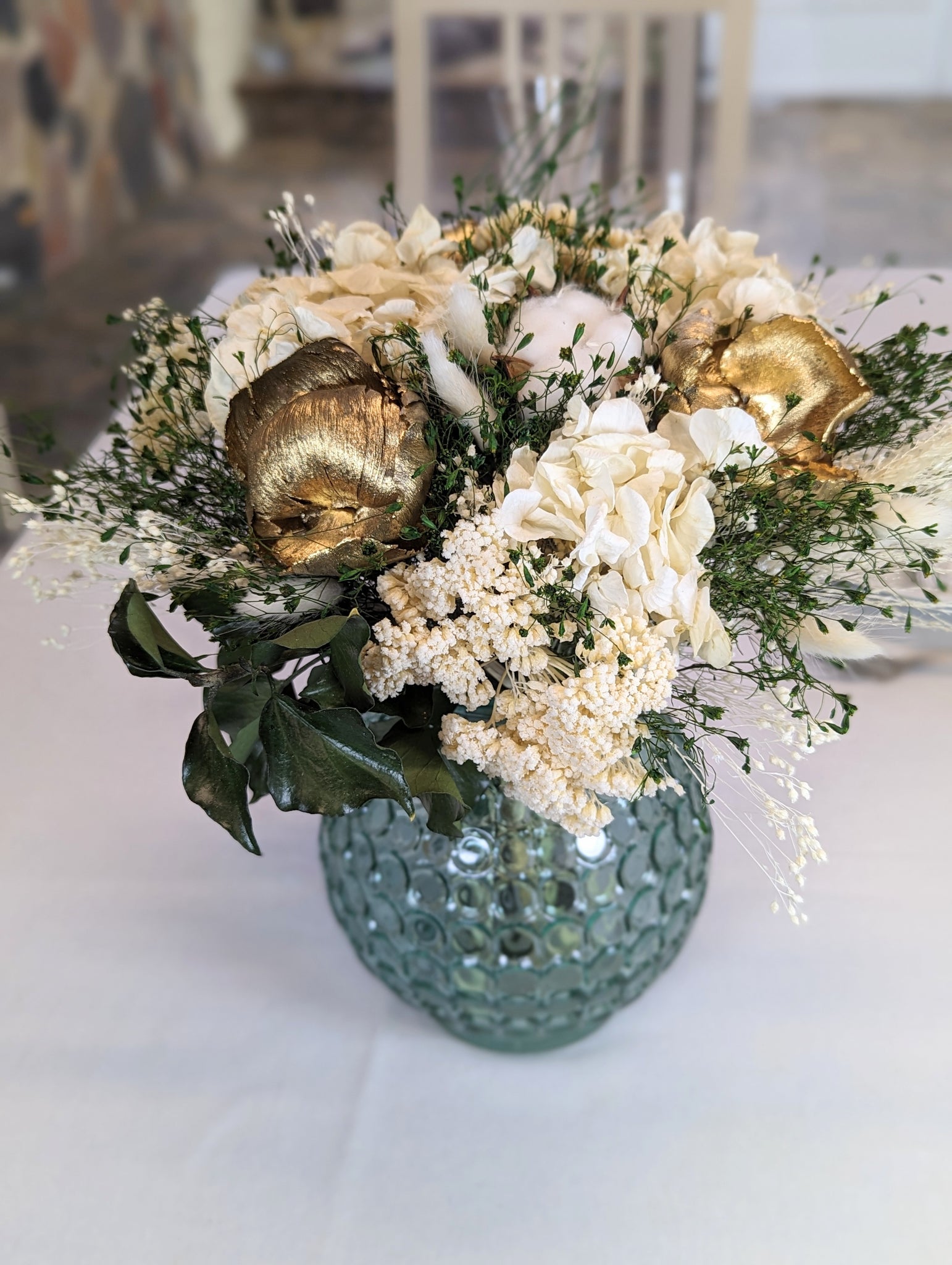 bouquet avec fleurs blanches, dorées et beiges et fleur de coton3