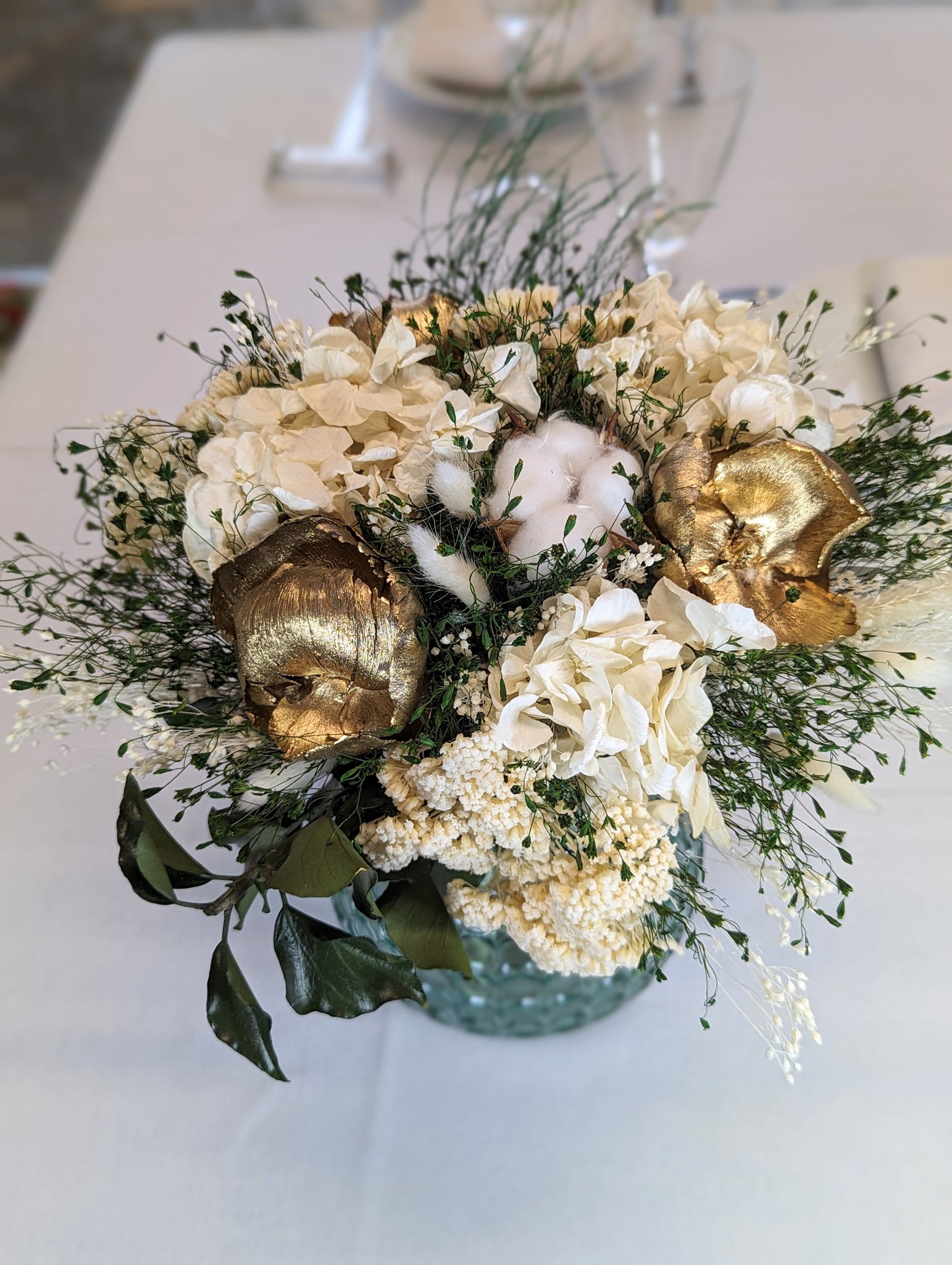 bouquet avec fleurs blanches, dorées et beiges et fleur de coton4