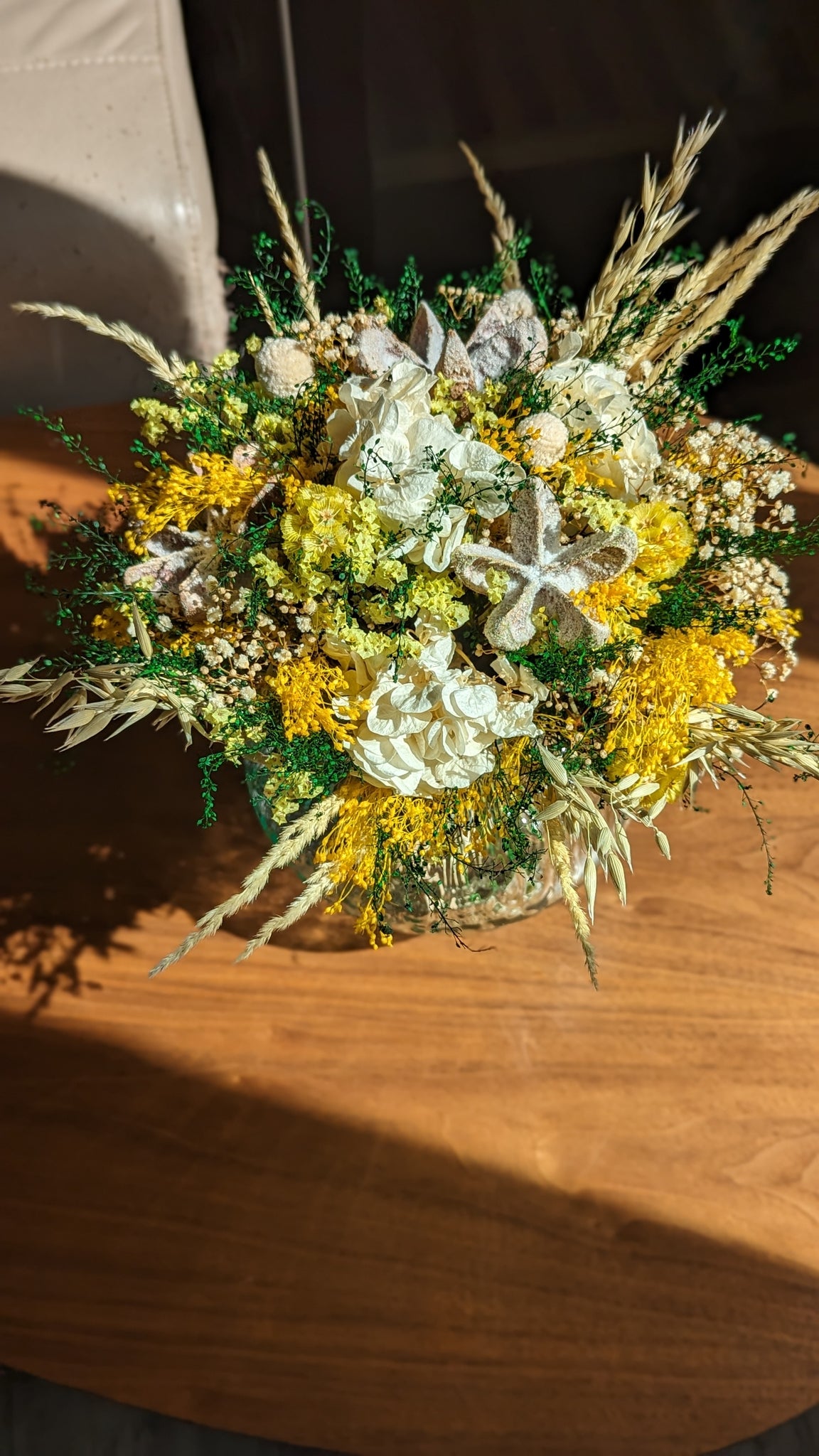 vu dessus Bouquet fleurs jaune sur table bois