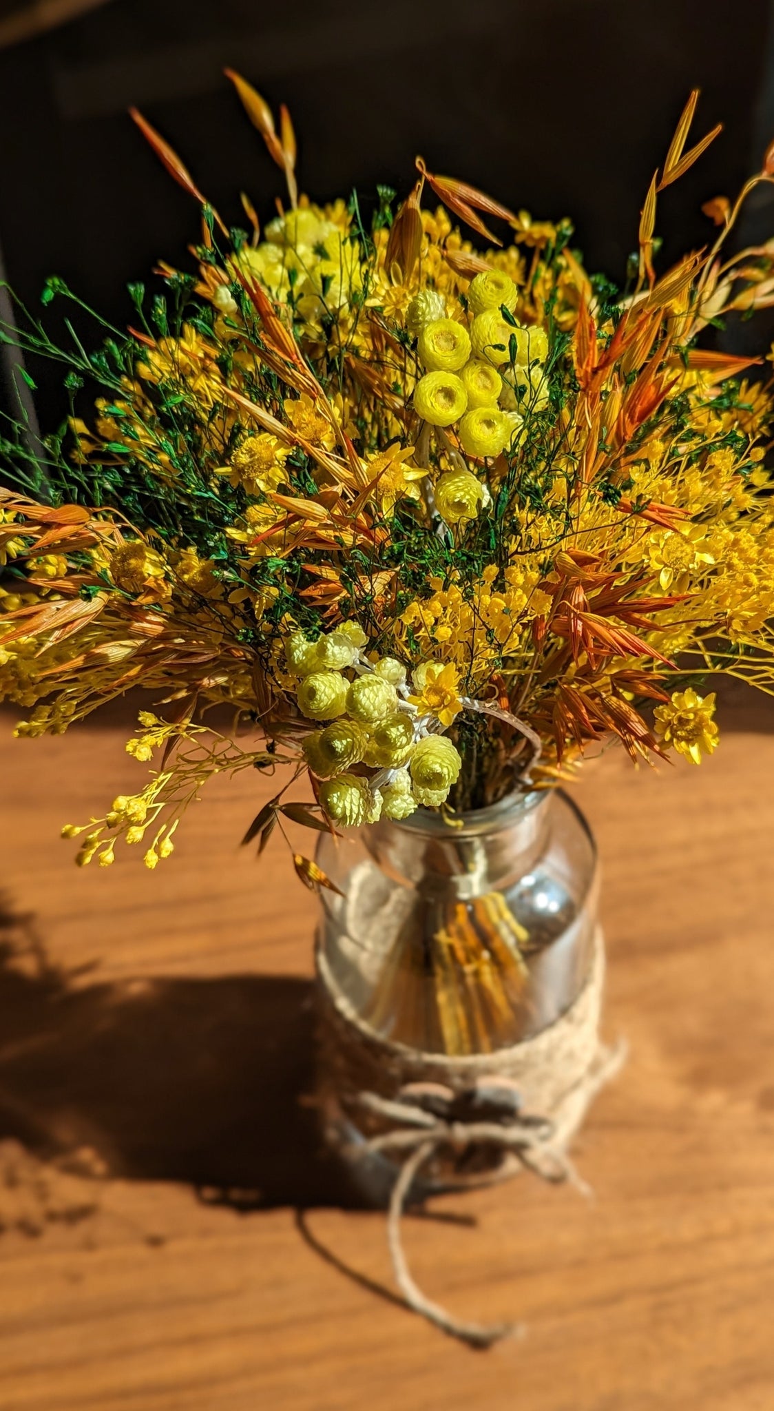 Zoom Bouquet fleurs jaunes et oranges dans petit vase en verre