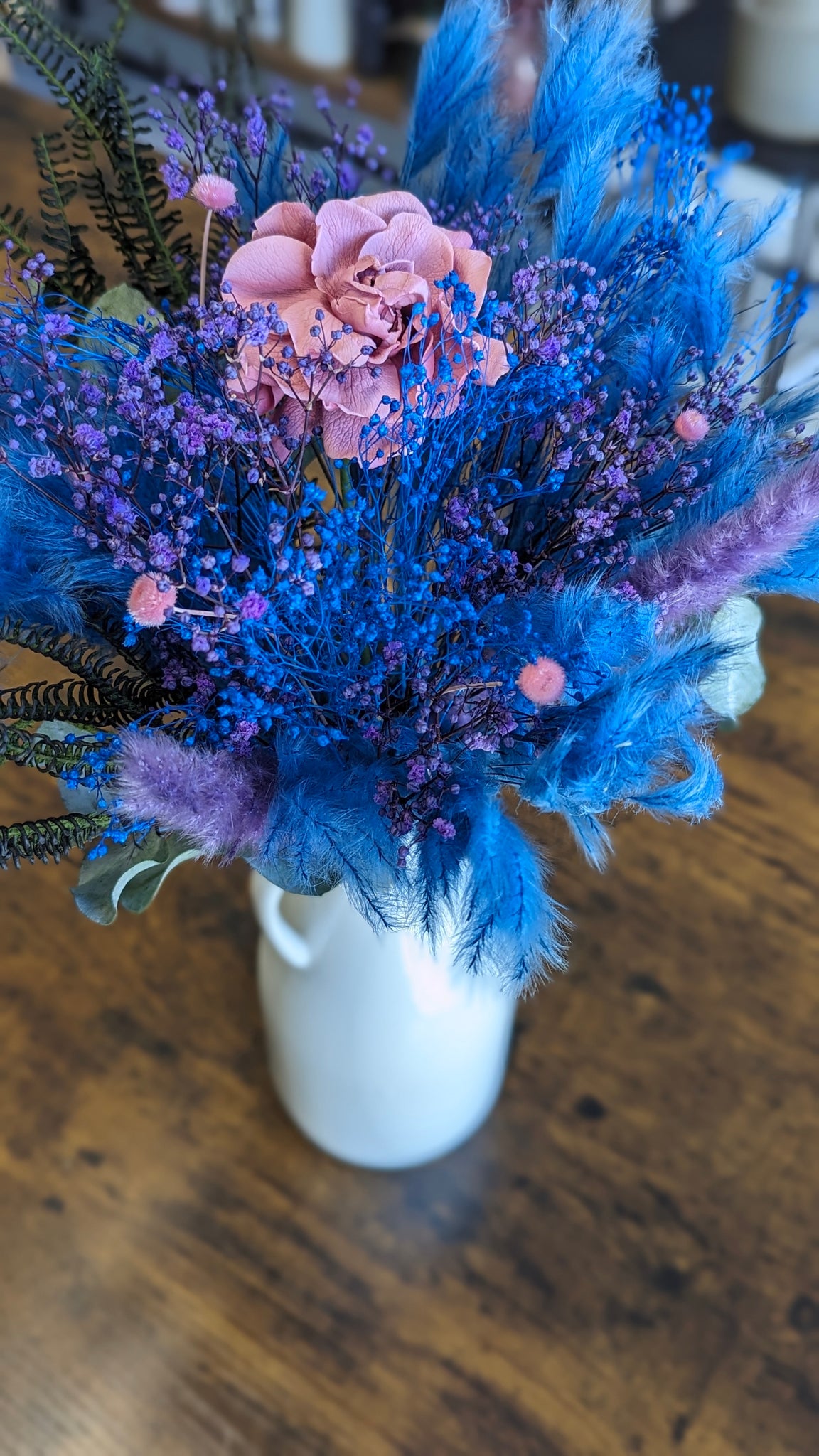 Bouquet fleurs séchées bleues et violettes vase blanc 