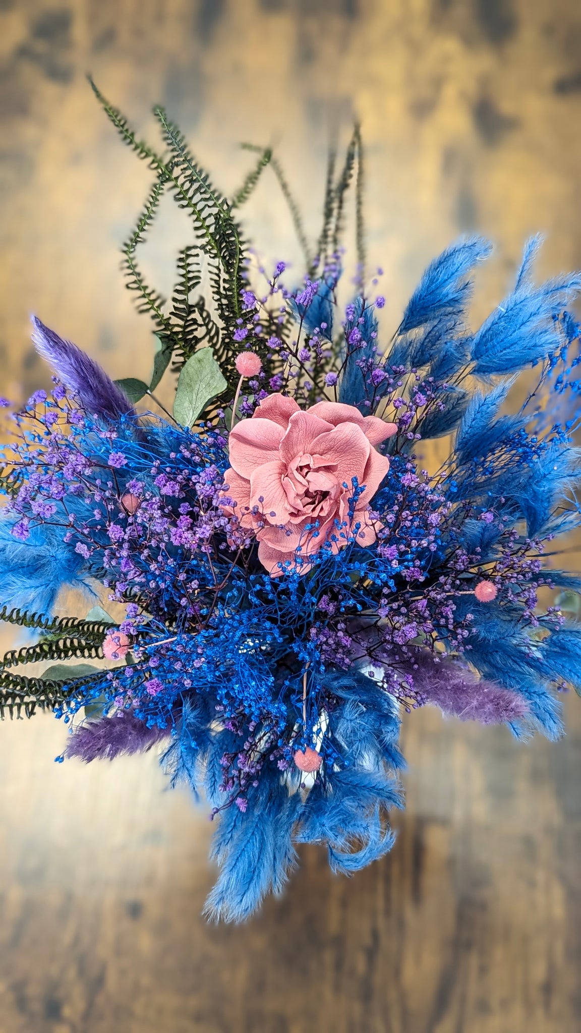 Bouquet fleurs séchées bleues et violettes avec rose 