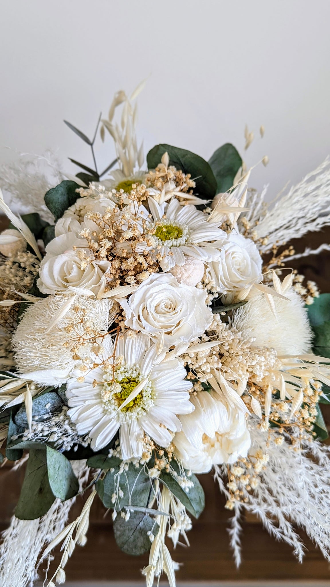 bouquet fleurs séchées et stabilisées avec fleurs beiges, blanches et verdure5