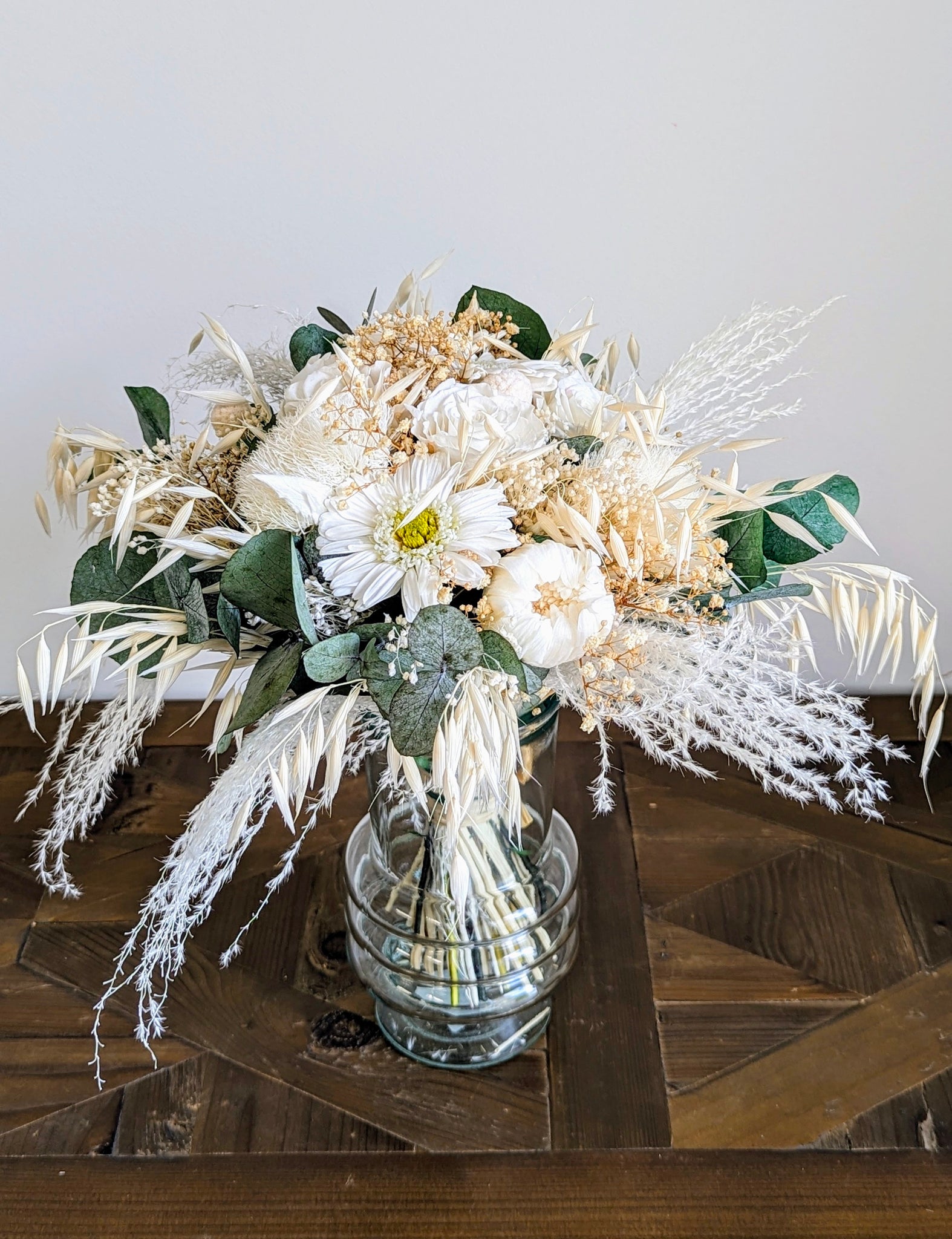 bouquet fleurs séchées et stabilisées avec fleurs beiges, blanches et verdure7