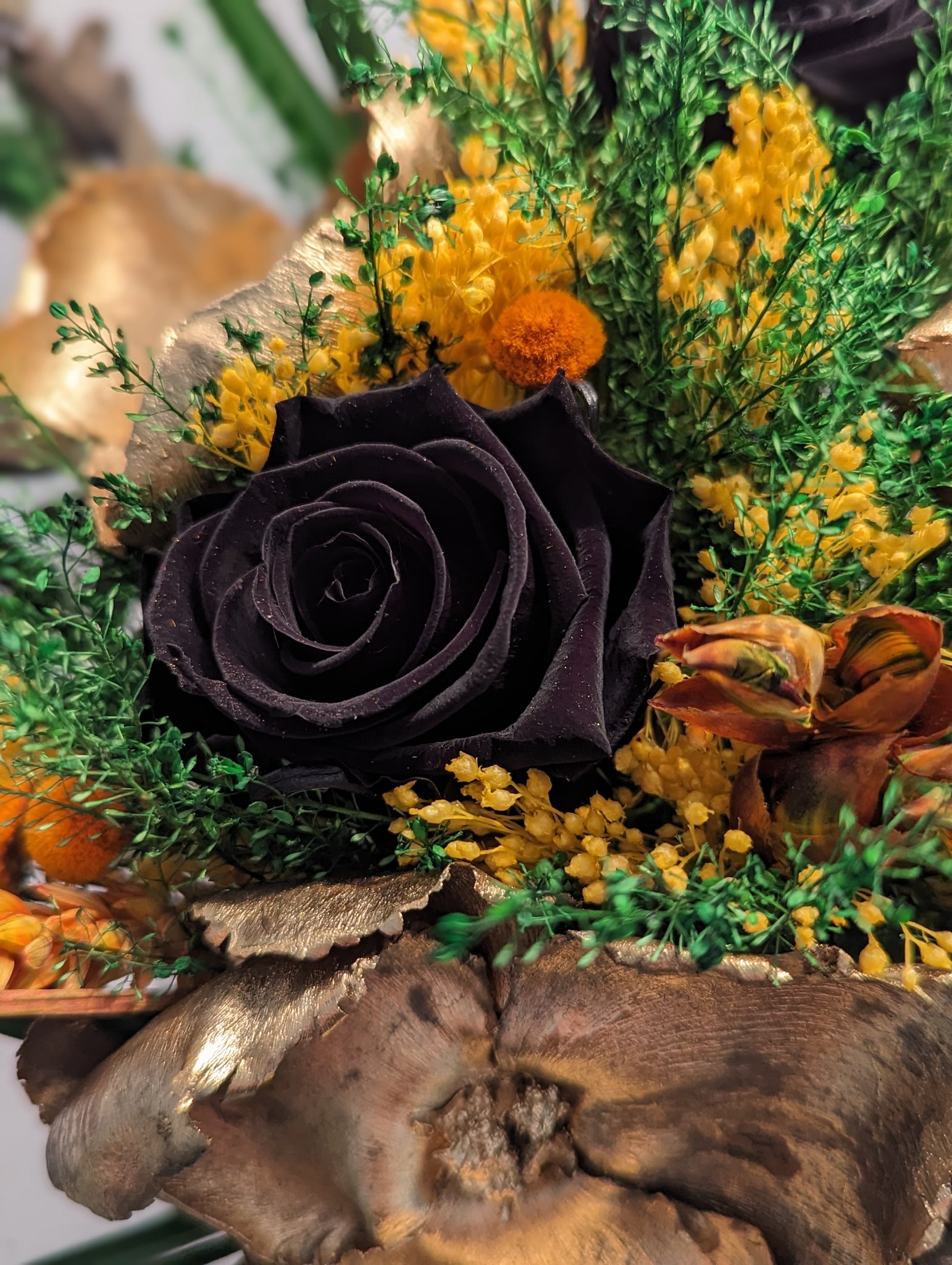 Vidéo bouquet fleurs oranges et jaunes, rose noire et verdure6