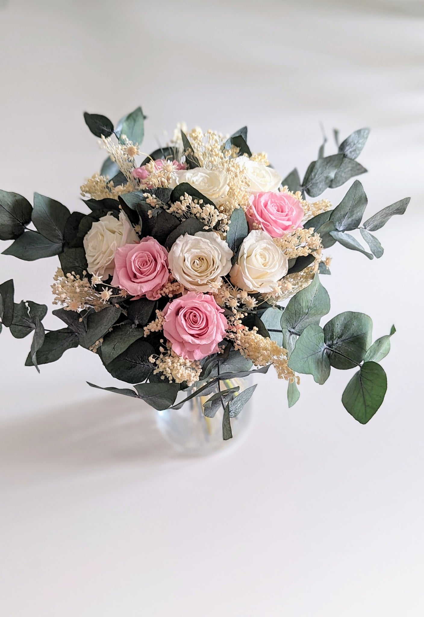 Bouquet mix de roses blanches et roses avec feuilles vertes