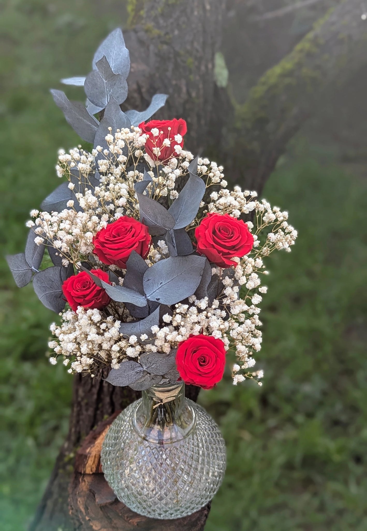 Un bouquet intemporel où l'élégance du rouge rencontre la douceur du blanc. 🌹✨ Chaque détail est sublimé pour apporter une touche d’amour et de poésie à votre intérieur. Avec nos fleurs stabilisées, la beauté se prolonge jour après jour. 🌿