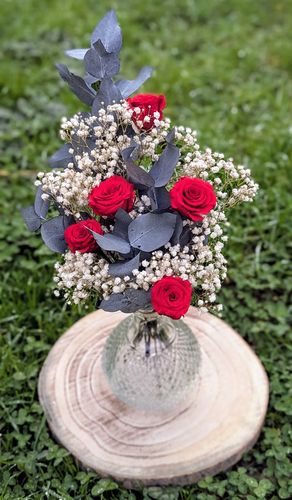 L’alliance parfaite entre des roses rouges éclatantes, un feuillage argenté et une touche aérienne de gypsophile. 💐 Ce bouquet raconte une histoire d’amour et de raffinement, créée pour durer et illuminer vos moments précieux