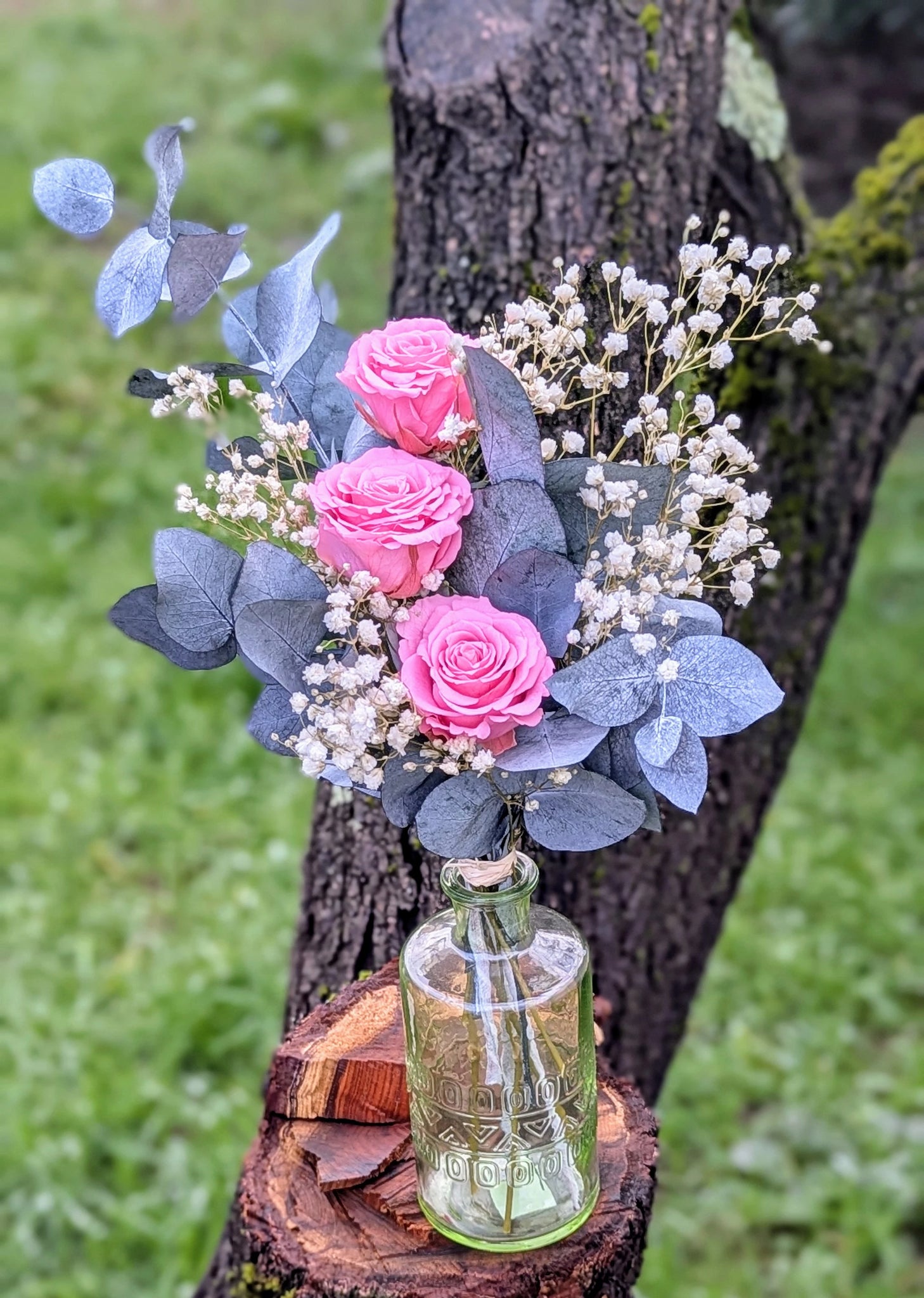 Laissez-vous charmer par ce bouquet raffiné, où les nuances rosées des fleurs stabilisées se mêlent à la délicatesse du gypsophile et du feuillage texturé. 🌿 Une création durable pour des moments inoubliables.