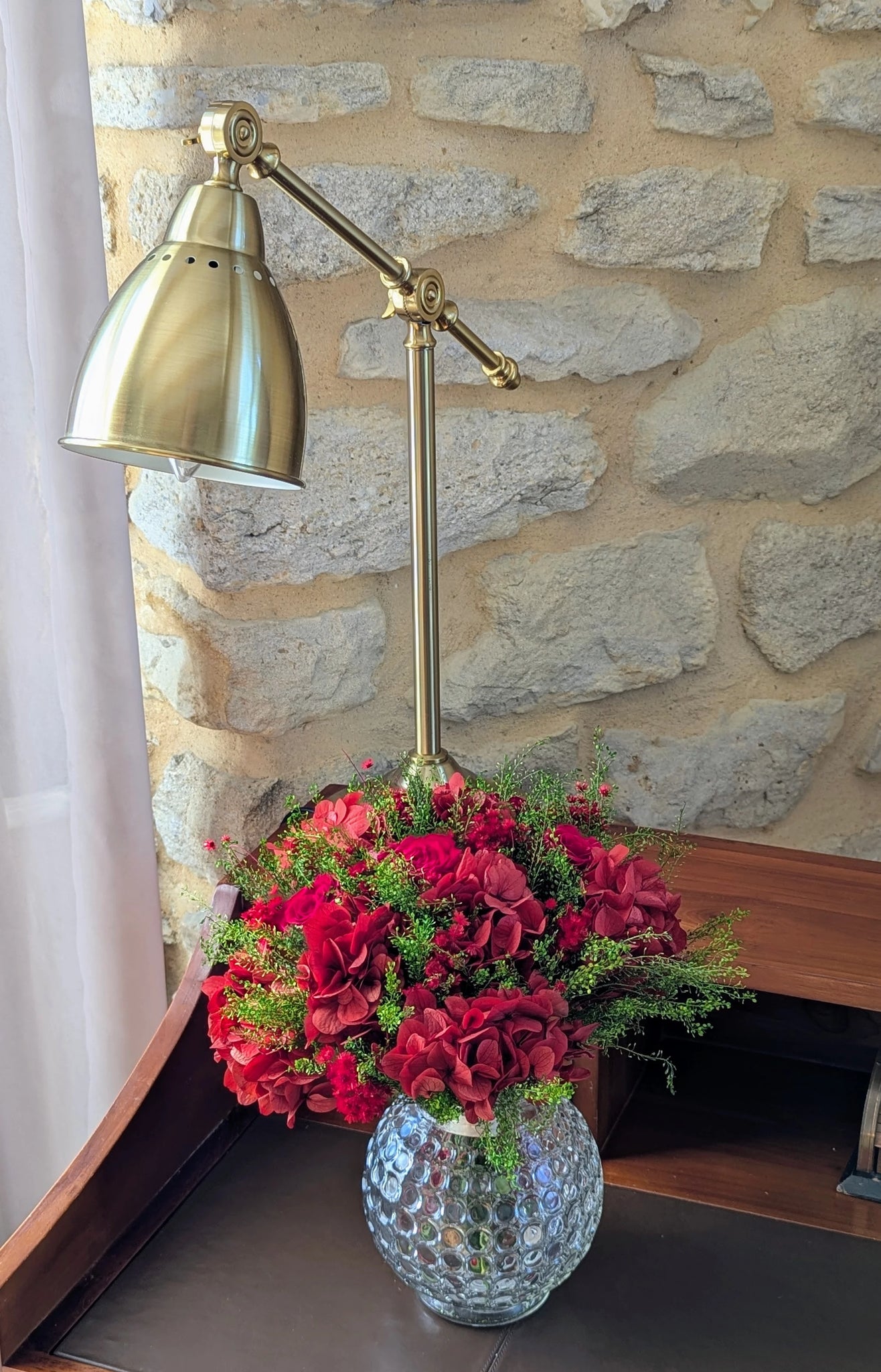 Élégant bouquet en hortensias et roses rouges stabilisées, durable et raffiné.