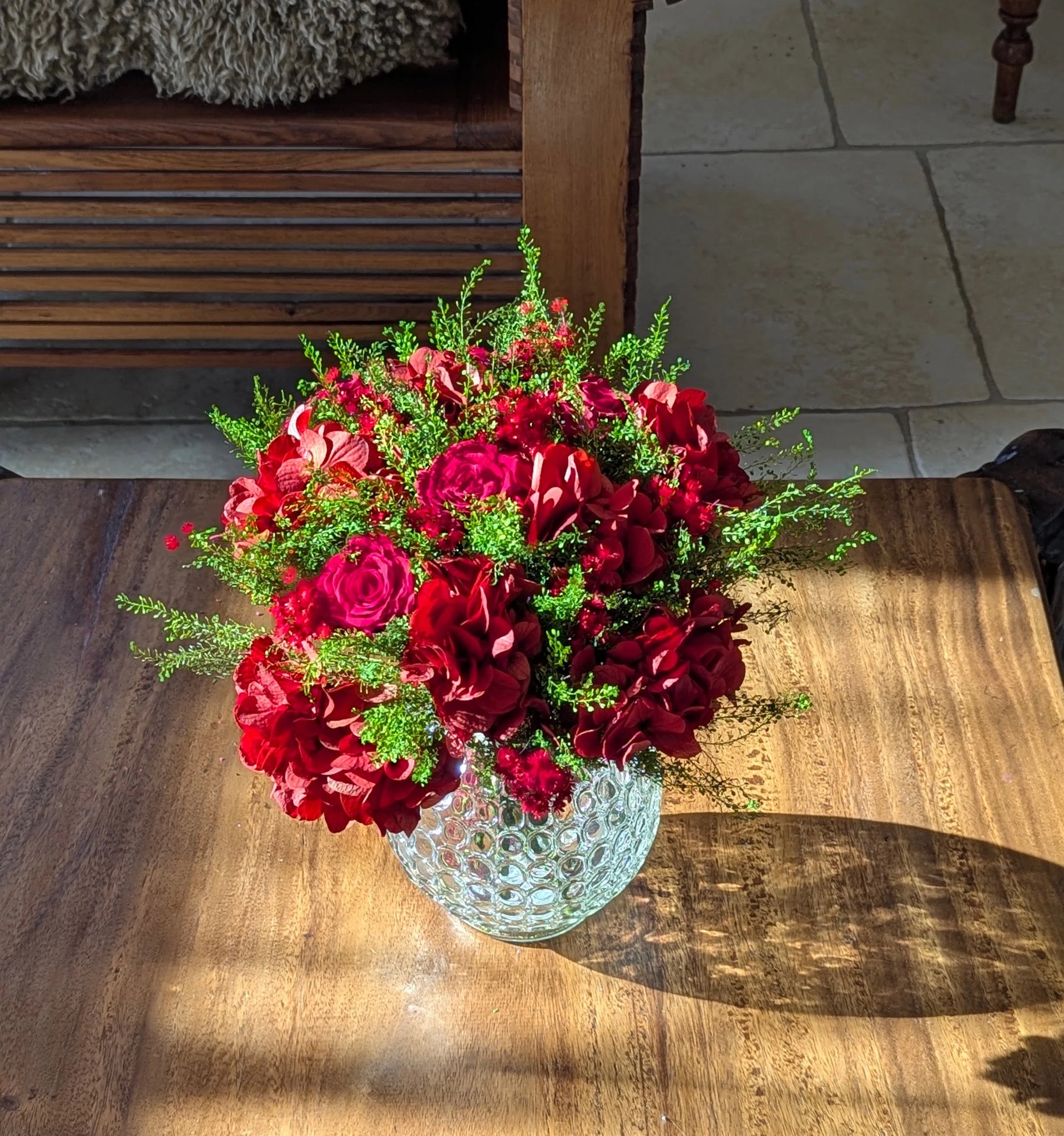 Bouquet en fleurs stabilisées rouges, idéal pour un cadeau ou une décoration.