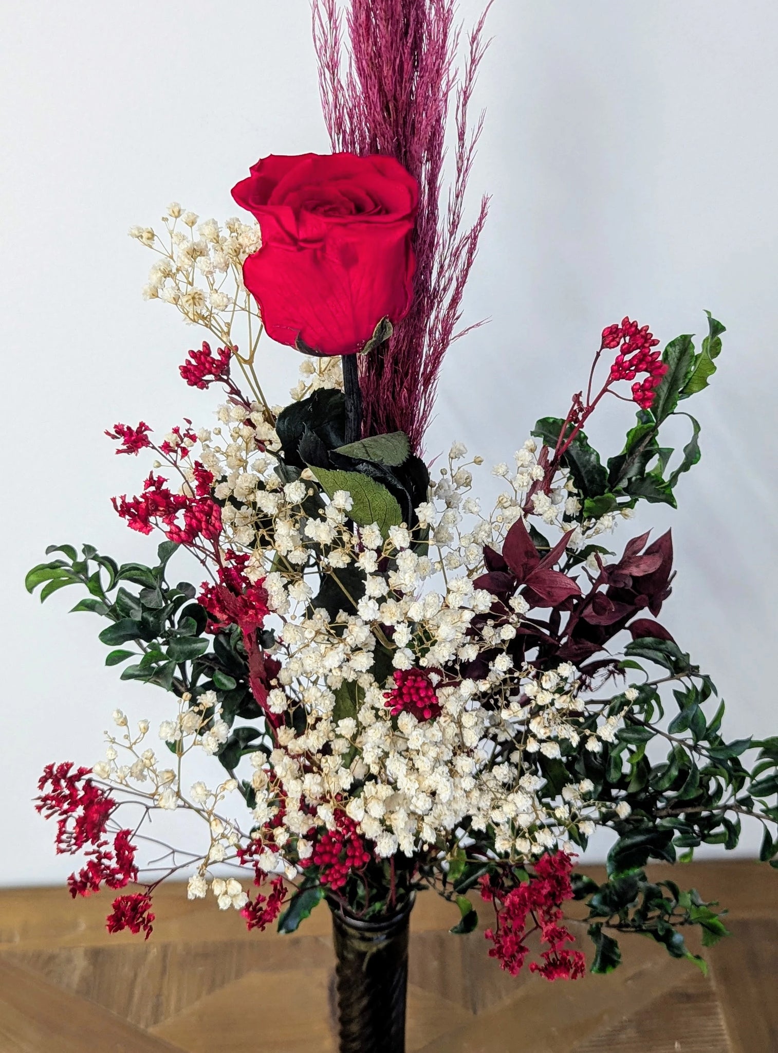 Bouquet raffiné et durable pour occasions spéciales et décoration.