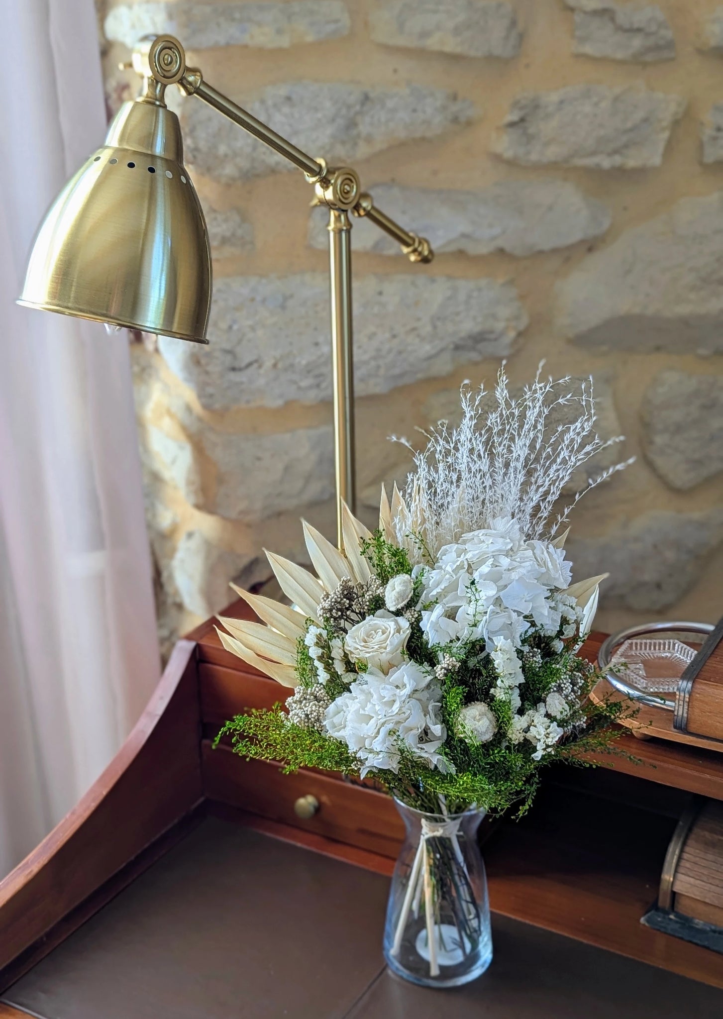 bouquet en hauteur en fleurs stabilisées blanc avec une rose blanche. Idéal comme cadeau 
 pour la saint-valentin ou un anniversaire. Romantique