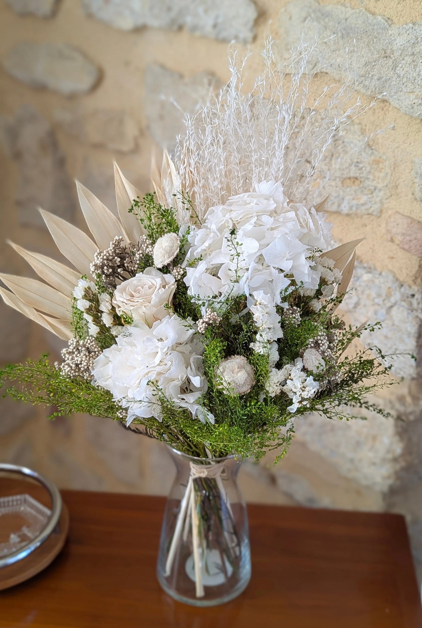 bouquet fleurs stabilisées blanc avec une rose blanche. Idéal comme cadeau 
 pour la saint-valentin ou un anniversaire. Romantique