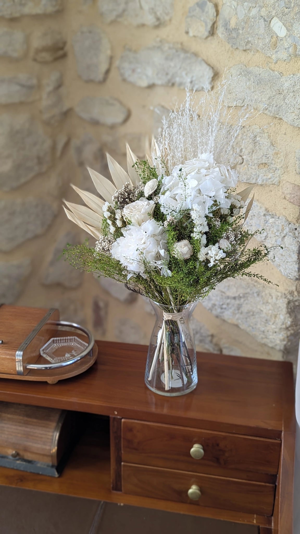 bouquet en hauteur en fleurs stabilisées blanc avec une rose blanche. Idéal comme cadeau 
 pour la saint-valentin ou un anniversaire. Romantique et délicat