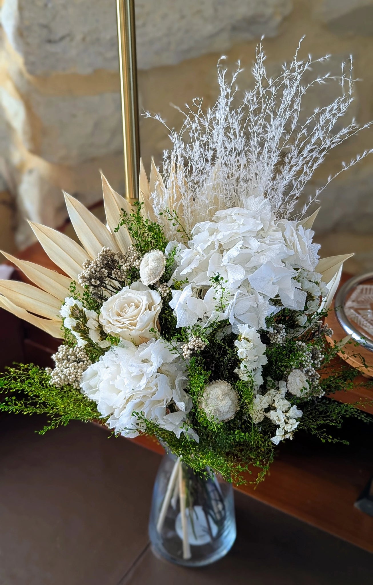 bouquet fleurs stabilisées blanc avec une rose blanche. Idéal comme cadeau 
 pour la saint-valentin ou un anniversaire
