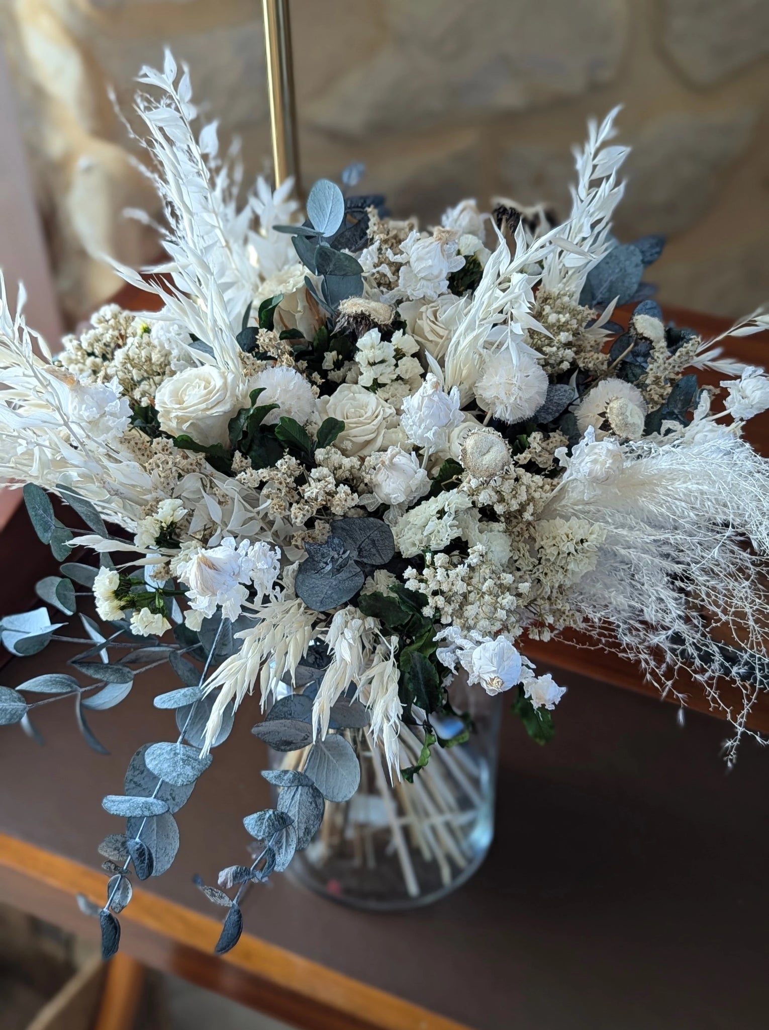 Élégance intemporelle avec ce bouquet en fleurs stabilisées.