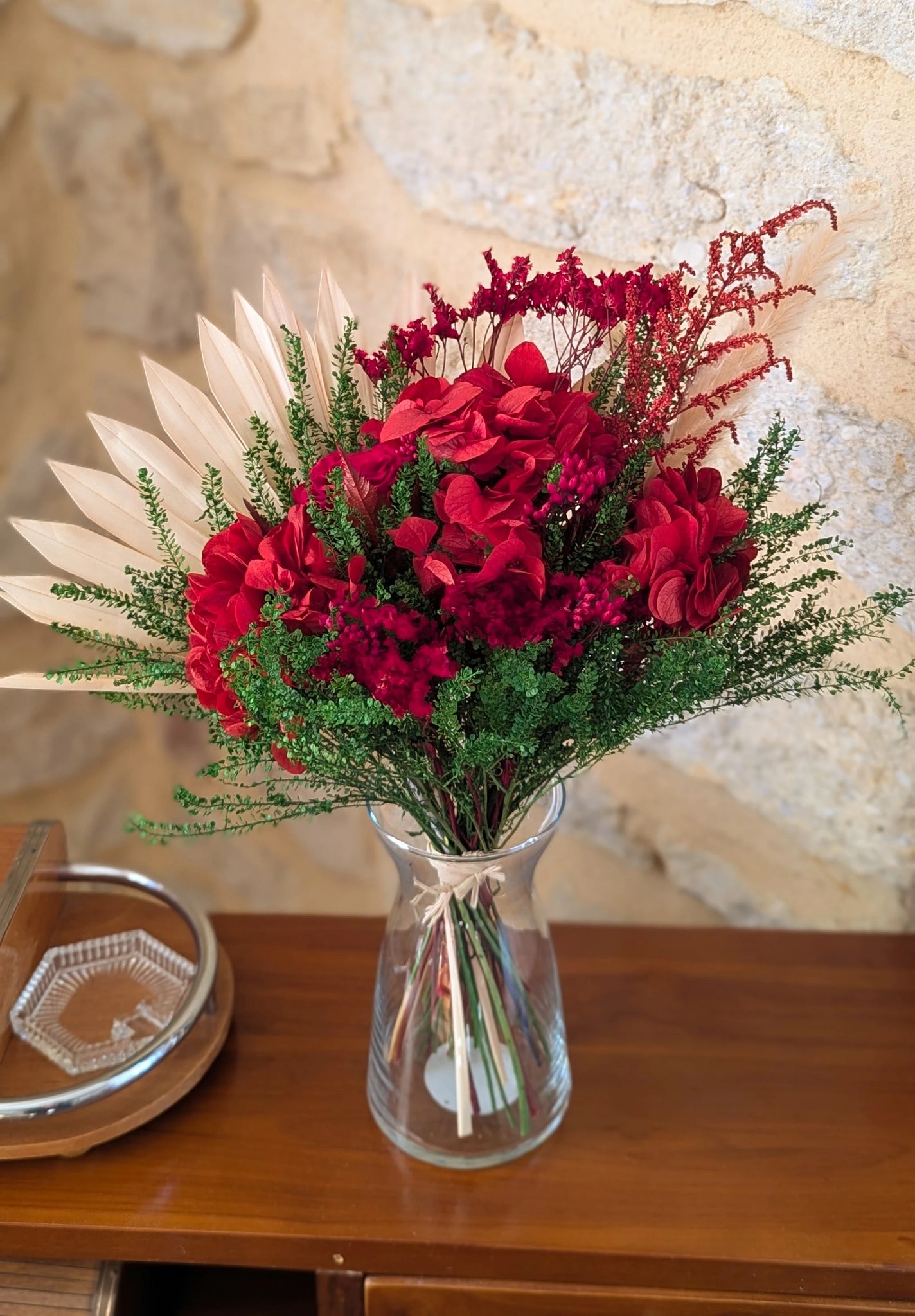 Bouquet chic et durable : hortensias et roses rouges.