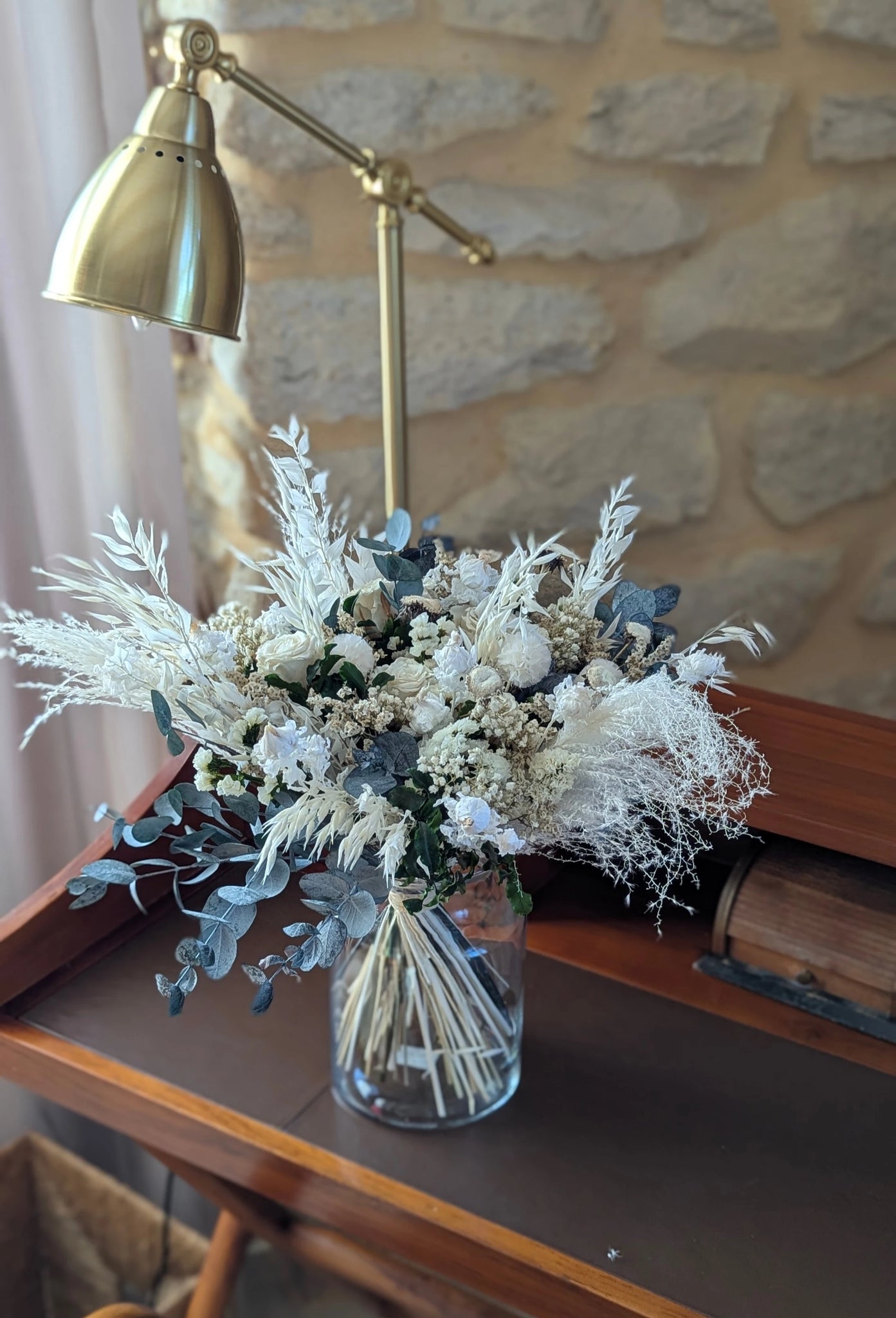 Un bouquet raffiné en fleurs stabilisées pour une décoration unique.