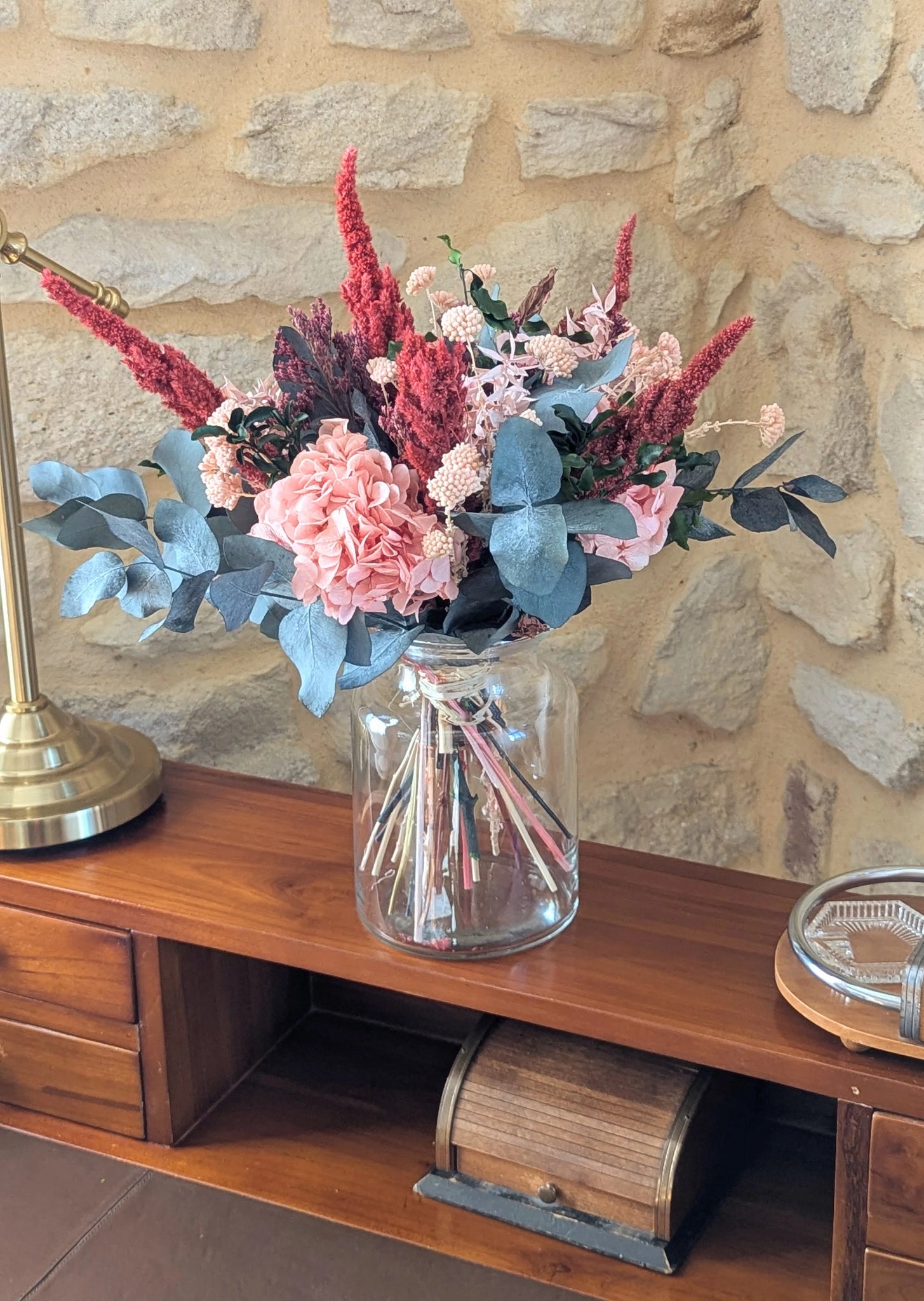 Bouquet en fleurs stabilisées, teintes de rose et composition aérienne.