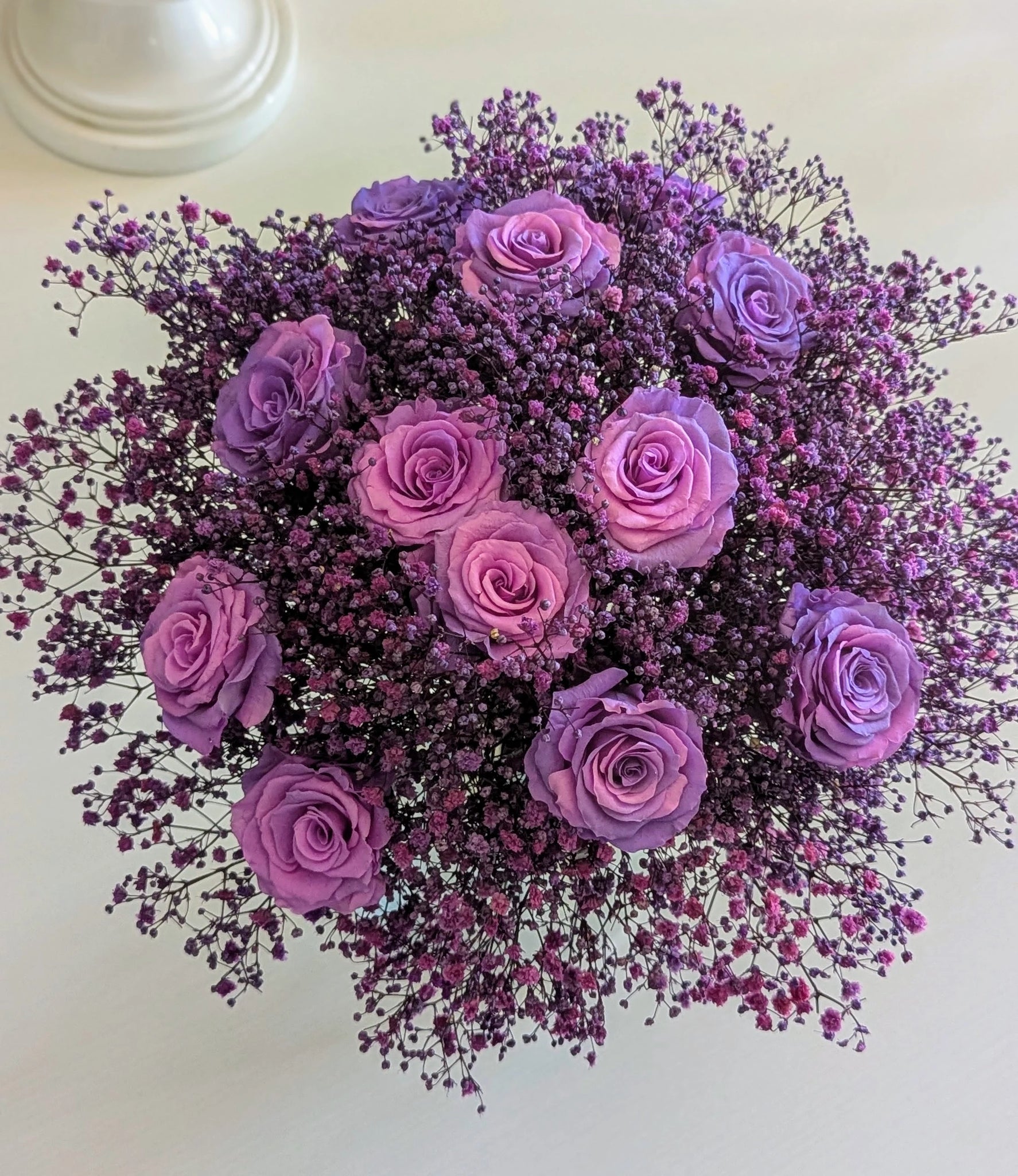 Composition florale poétique en tons de violet