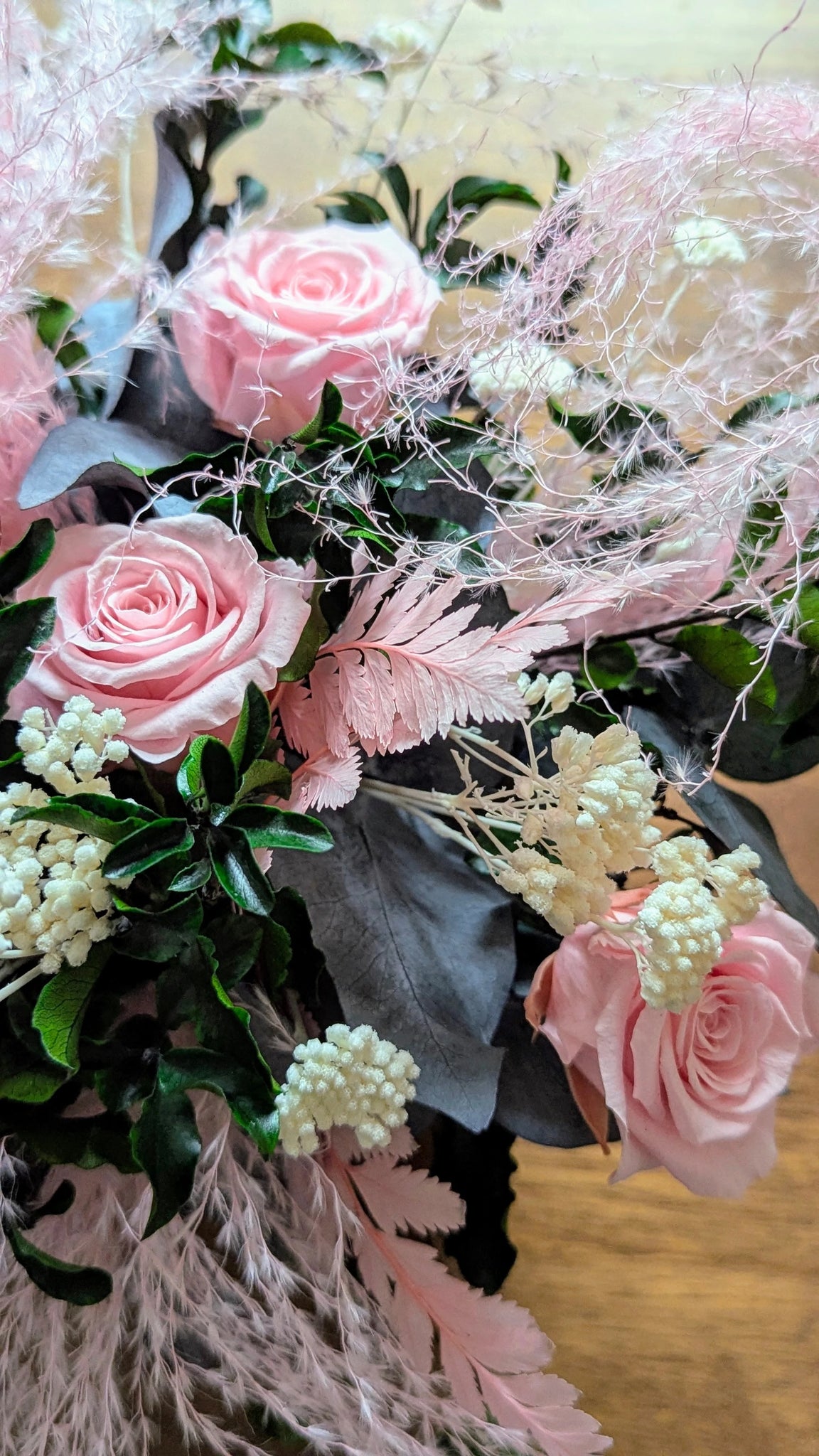 Détail des roses et feuillages stabilisés dans la composition MANEL