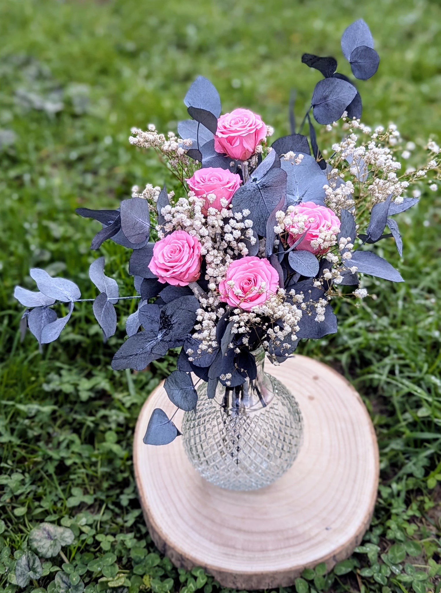 Un souffle de poésie et de légèreté : ce bouquet aux roses roses stabilisées s’accompagne de gypsophile et d’un feuillage gris-argenté, pour une création qui traverse le temps avec élégance.