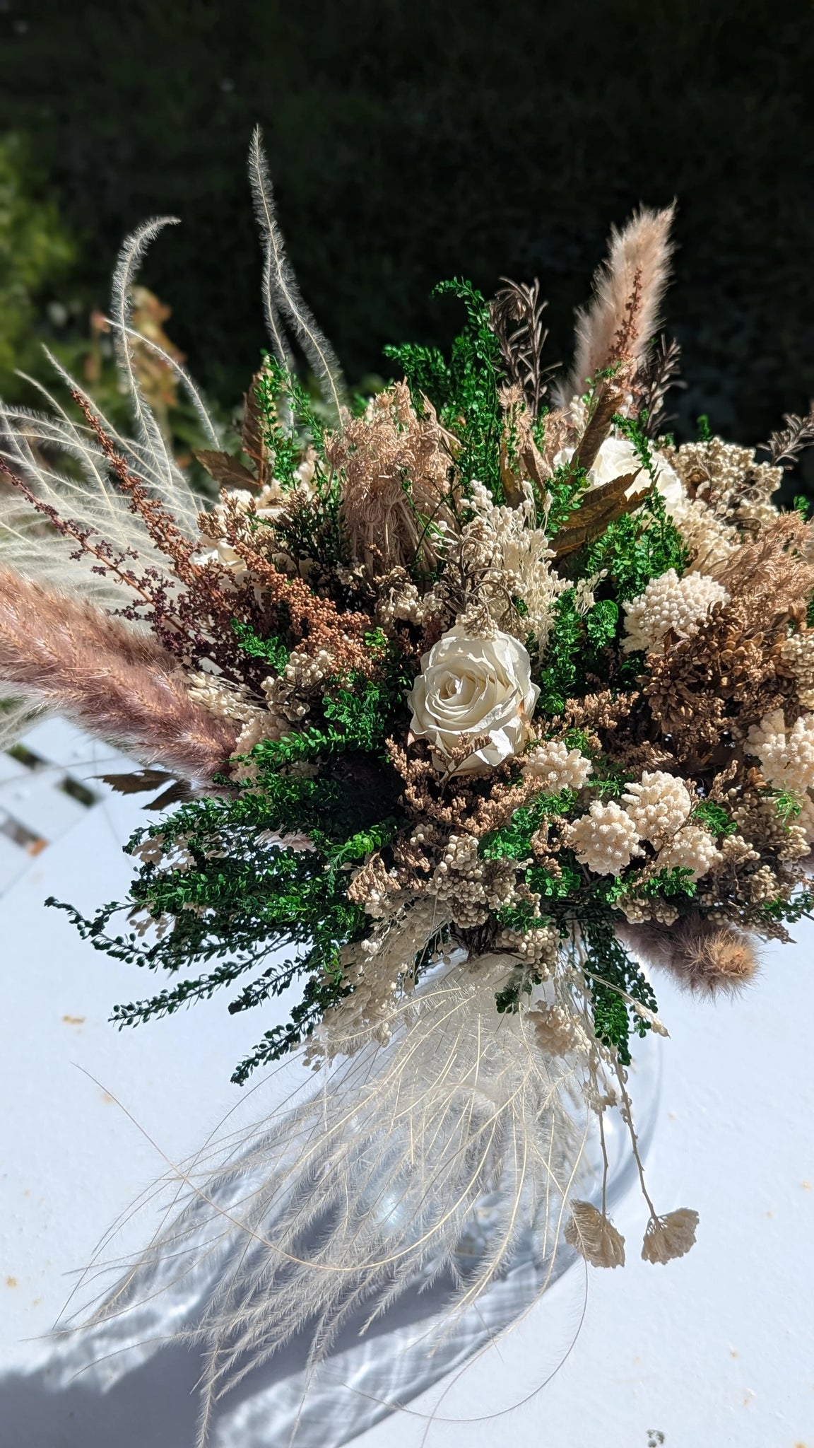 Bouquet artisanal en fleurs stabilisées, idéal pour une décoration ou un cadeau. Belkiz