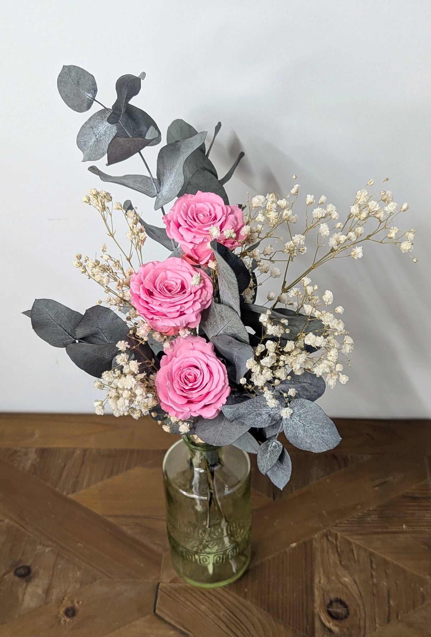 Élégance intemporelle avec ce bouquet de roses et d'eucalyptus stabilisés.