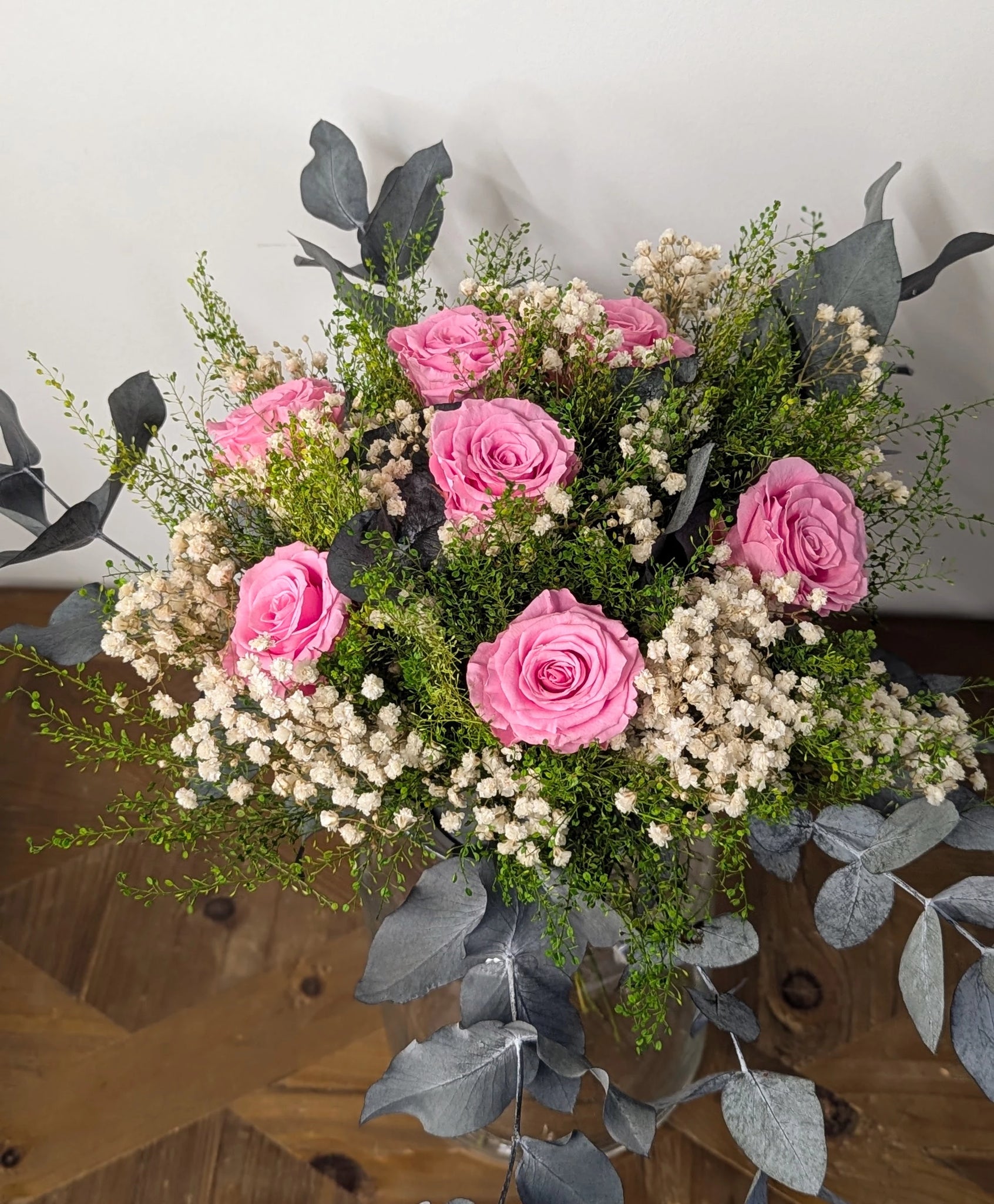 Bouquet romantique en fleurs stabilisées : roses roses et eucalyptus.