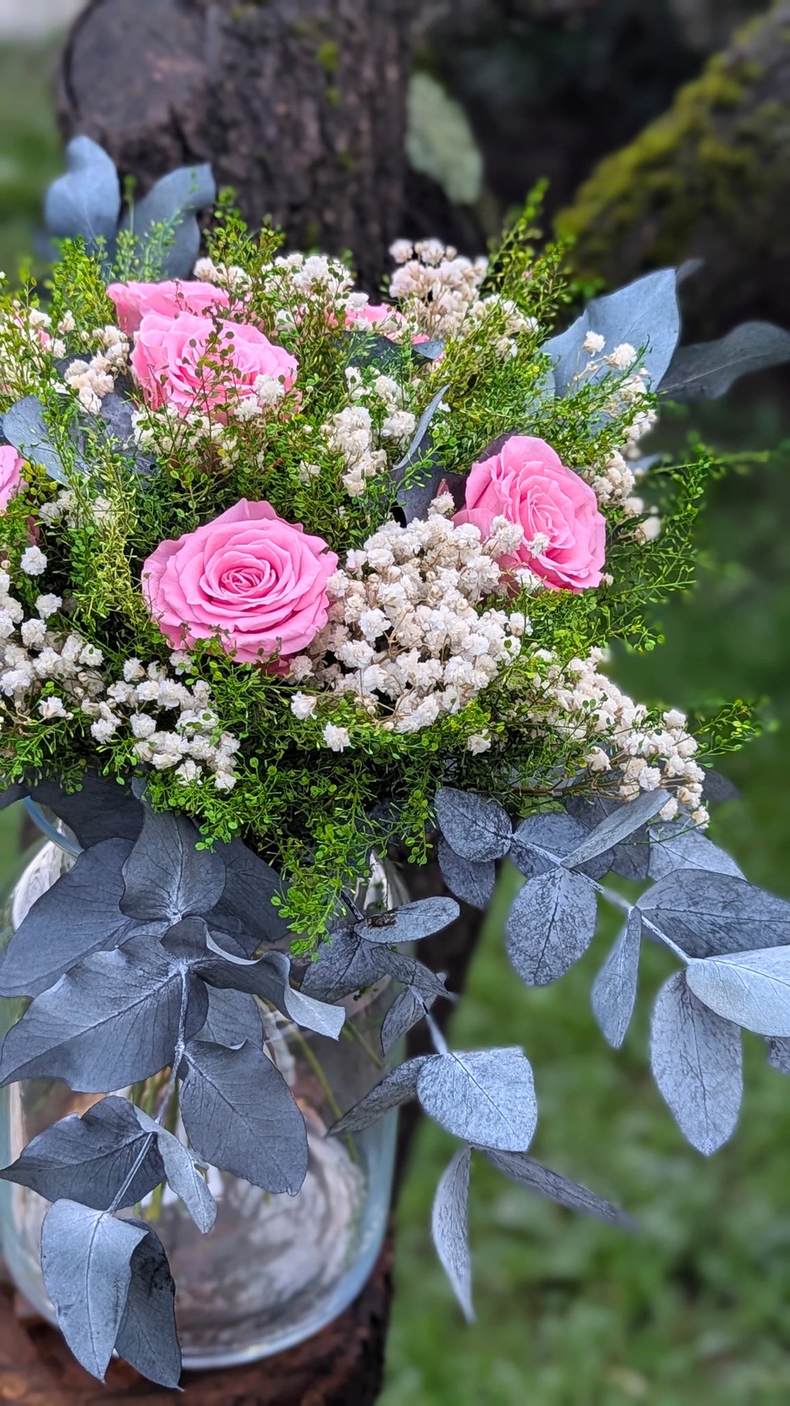 Ce bouquet respire la légèreté et le raffinement. Les roses roses stabilisées, entourées de gypsophile et de feuillage, offrent une élégance durable qui embellit chaque espace. 🌿 Un véritable poème floral.